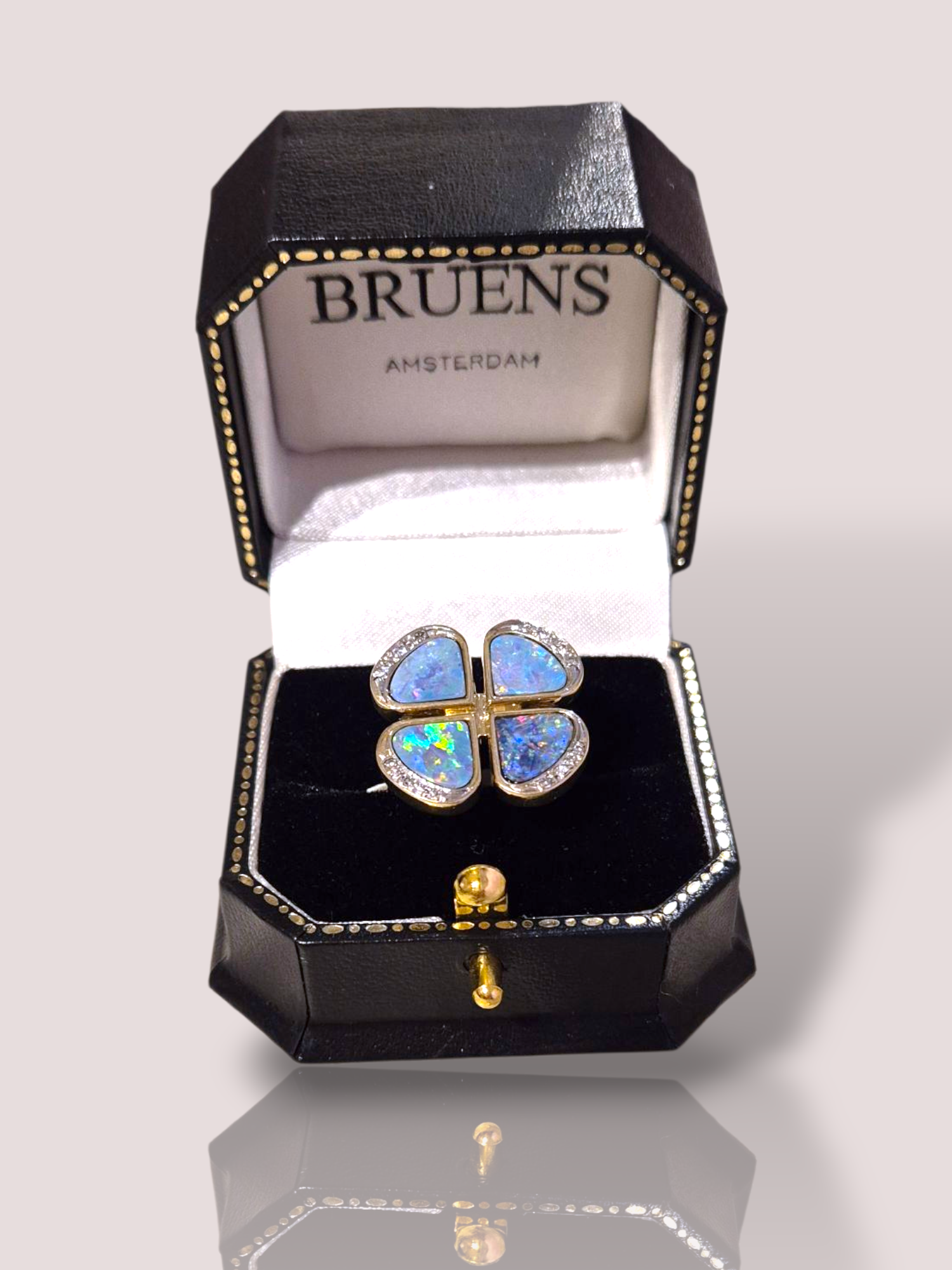 Deze vintage 14k geel gouden klaver-opaalring met diamant ( straalt elegantie uit met zijn glinsterende opaal en briljante diamant. Draag deze ring als opvallend accessoire bij zowel casual als formele outfits. De gouden klaver brengt een vleugje geluk en stijl, perfect voor elke gelegenheid. Voeg tijdloosheid en charme toe aan je uitstraling.

De ring is prachtig gemaakt met een levendige kleur blauwe opaaldoubletten!