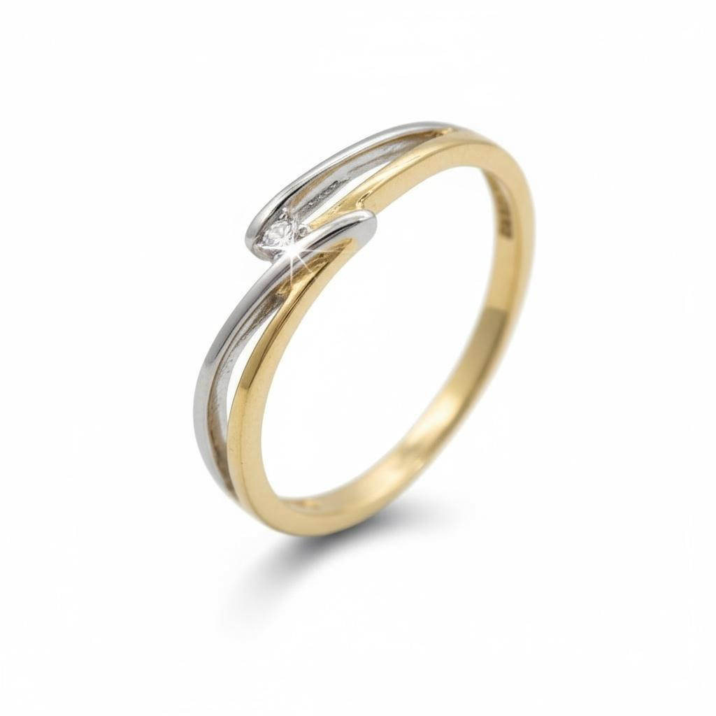 De Fantasie ring, modelnummer GBG0517-14, is een verfijnd juweel van een onbekend merk. Deze bicolor ring is verrijkt met een diamant van 0.03 crt met zuiverheid SI. Perfect te dragen als statementstuk op een speciale gelegenheid of als dagelijkse luxe. De ringmaat is 56 en zorgt voor een elegante, verfijnde uitstraling.