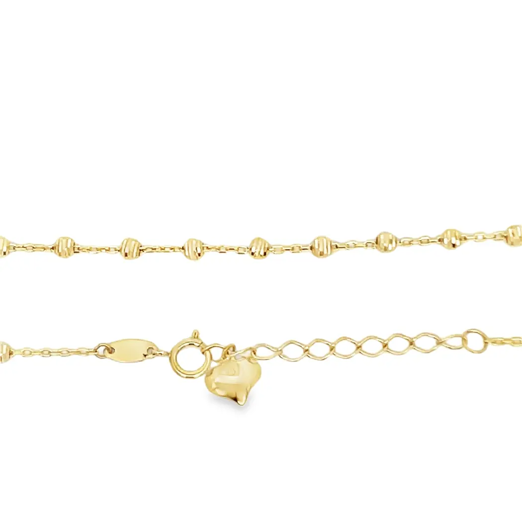 De Palido Geel gouden collier met gediamanteerde balletjes is een verfijnde ketting. Dit elegante collier van 45 cm geeft een sprankelend accent aan elke outfit en is perfect voor zowel formele als informele gelegenheden. Draag het als statement piece op een eenvoudige blouse of jurk voor een stijlvolle look.
