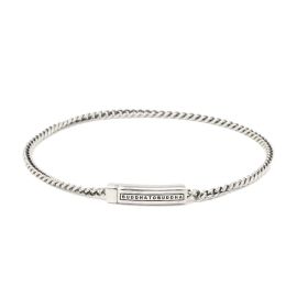 Een zilveren Permanent armband, opgebouwd uit fijne bolle gourmetschakels. De armband uit de Buddha to Buddha collectie is voorzien van een rechthoekige sluiting met Buddha to Buddha logo. Wanneer de sluiting eenmal is gesloten, blijft de armband voor altijd bij je, als een symbool van oneindige vriendschap of liefde. Op deze wijze ben je voor altijd verbonden met de persoon waarvan je de armband hebt gekregen.