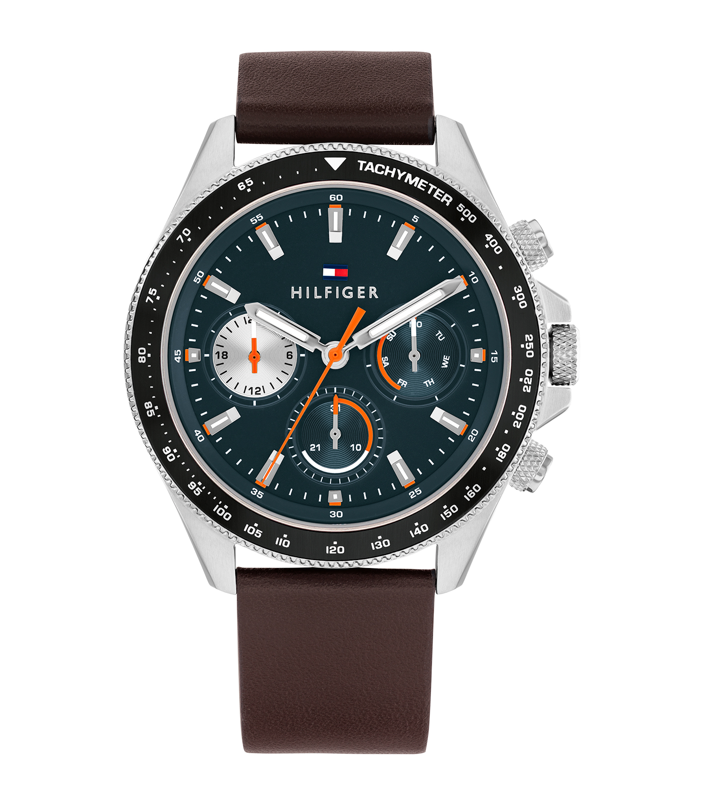 De Tommy Hilfiger Heren Horloge 1792208 combineert stijl en functionaliteit. Dit horloge heeft een roestvrijstalen kast van 44mm in zilver, met een blauwe wijzerplaat en strepen als index. Uitgerust met een bruin leren bandje en datumfunctie. Nikkelvrij, met mineraal glas en quartz beweging. Waterbestendig tot 5 ATM. Draag het bij zowel formele als casual outfits voor een verfijnde look.