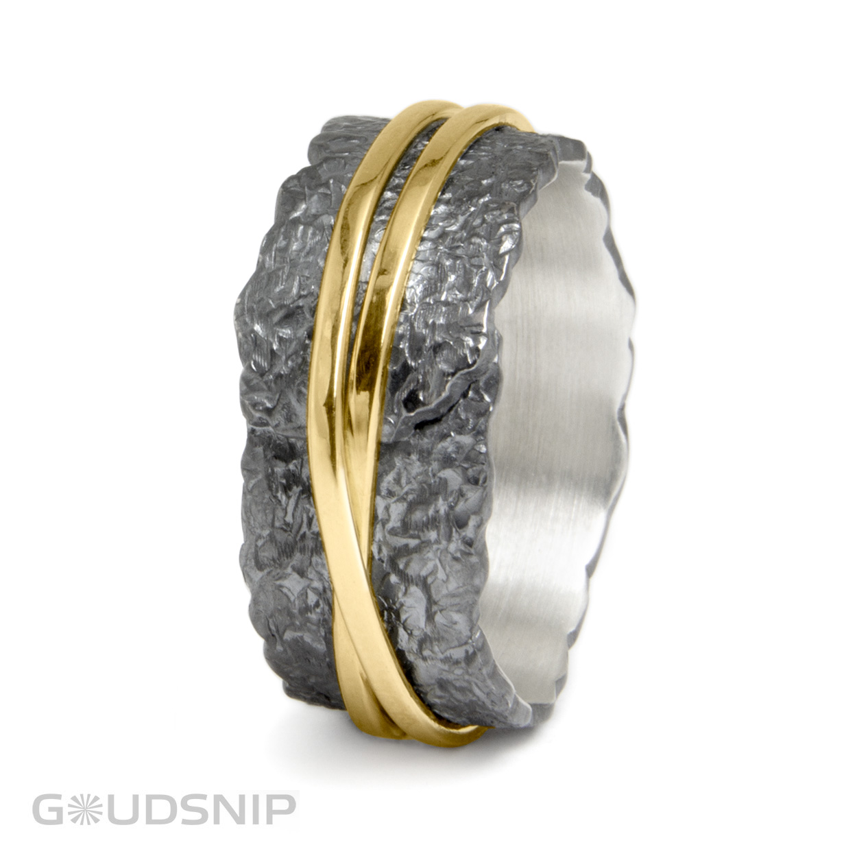 Geoxideerde zilveren ring met structuur met een geelgouden band. Deze ring is ontworpen en vervaardigd in ons eigen atelier. 