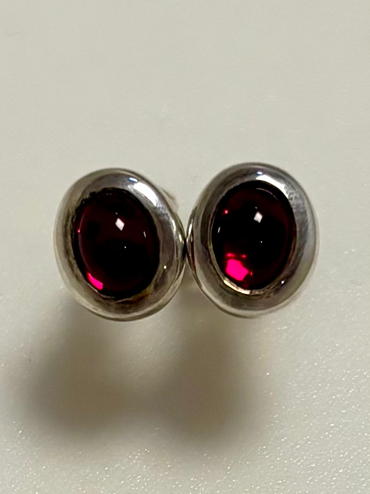 Zilveren Oorclips rode steen. Oorbellen zonder oorgaatjes