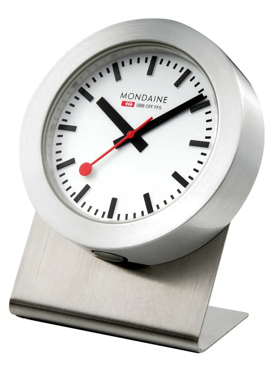 Mondaine M660.30318.81SBB Magneet clock
Dit Mondaine magneetklokje heeft een gematteerde kast met een kastdiameter van 50mm. Aan de achterzijde van het klokje zit een magneet waardoor je het kunt bevestigen op iedere magnetische achtergrond. Er wordt een standaard bijgeleverd om het magneetklokje neer te zetten. Het klokje heeft een witte wijzerplaat met de tijdsaanduiding als een stationsklok.

HET MERK 
The Official Swiss Railway Watch. Gebaseerd op de officiële stationsklok van de Zwitserse spoorwegen, is 30 jaar geleden de horlogelijn onder het merk Mondaine opgezet. Zwitserse kwaliteitsuurwerken, net zo punctueel als de Zwitserse treinen. 
Een echte design klassieker met een unieke wijzerplaat en de wereldberoemde rode secondewijzer met bolletje. Herkenbaar uit duizenden.

SPECIFICATIES
- Mineraalglas
- Ronde kastvorm, Ø 50mm
- Witte wijzerplaat van de originele stationsklok
- Swiss Made