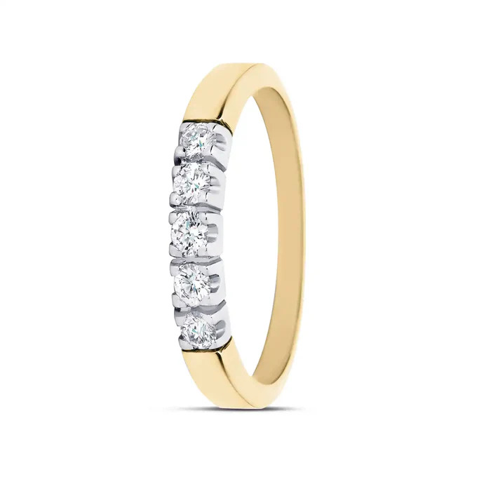 De R&C Ring RIN1703-5 is een bicolor ring van 14 karaat met een subtiele schittering van 0.15CT. Als memoriaaljuweel is het perfect voor speciale gelegenheden en houdt herinneringen levend. Draag hem op een elegante, maar ingetogen manier, bijvoorbeeld samen met andere ringen of als een enkel opvallend stuk. Perfect voor zowel dagelijks gebruik als bijzondere momenten.
De ring is verkrijgbaar in meerdere afmetingen.