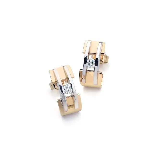 De R&C R&C Oorbellen Zoe 53 14k Bi-color Goud bevatten 0.03crt G SI briljant geslepen diamanten en hebben een diameter van 18.5 mm. Deze luxe stud oorbellen zijn perfect voor zowel dagelijkse als formele gelegenheden. Draag ze met opgeheven haar om hun schitterende glans te accentueren. Een elegante en verfijnde toevoeging aan elke sieradencollectie.