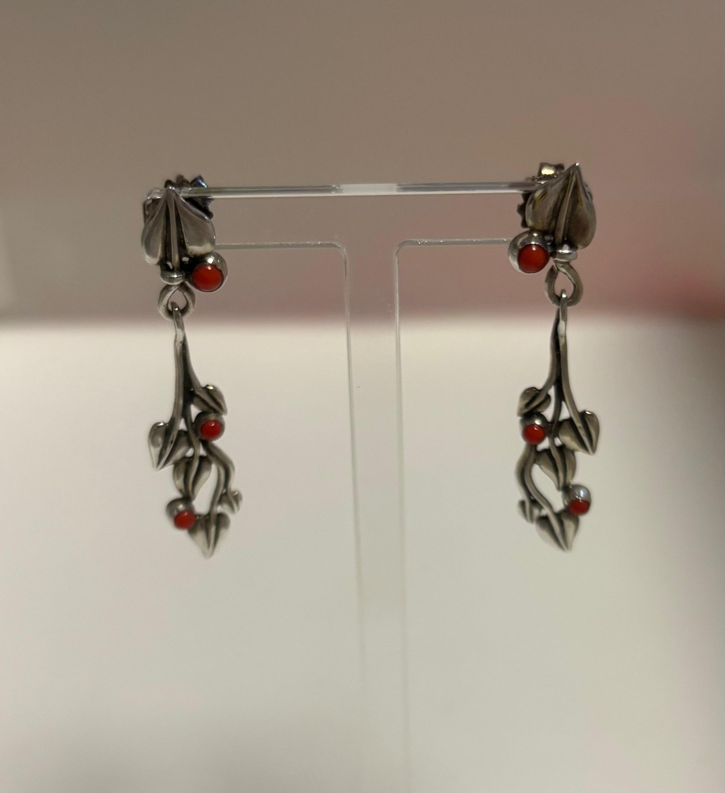 Zilveren bloedkoraal oorhangers