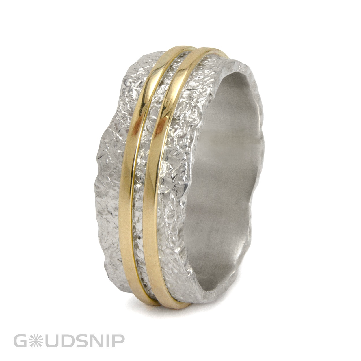 Een prachtige ring, ontworpen en vervaardigd in eigen atelier. De hamerslag in het zilver met daaroverheen gouden draden maakt het collier extra bijzonder en speels.