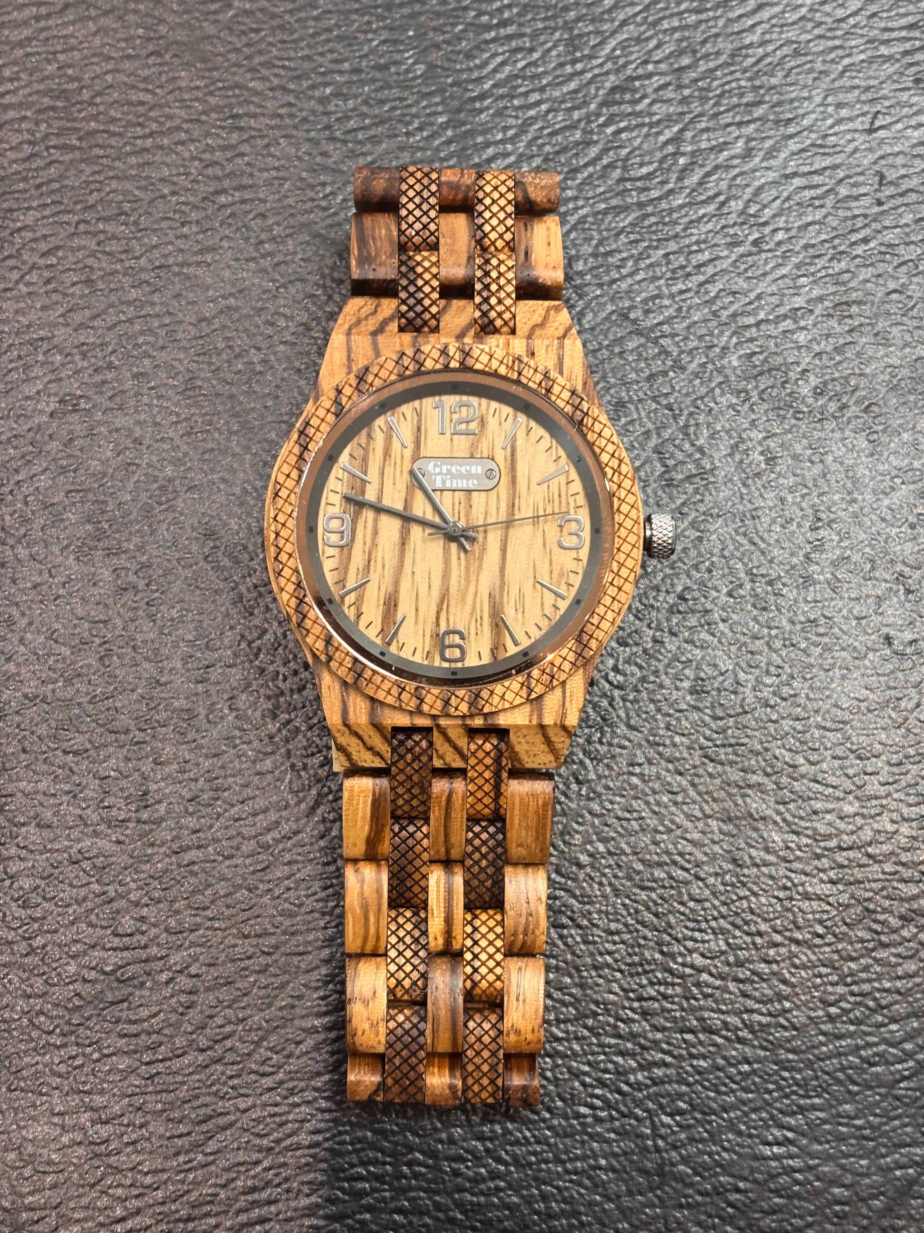 De Greentime horloge ZW113E, een polshorloge uit de categorie WATCH, biedt stijl en functionaliteit. Dit milieuvriendelijke horloge heeft een modern ontwerp dat perfect is voor dagelijks gebruik. Draag het om je pols voor een elegante uitstraling, ideaal voor zowel casual als formele gelegenheden. Voeg tijdloze klasse toe aan je look met dit prachtige stuk.