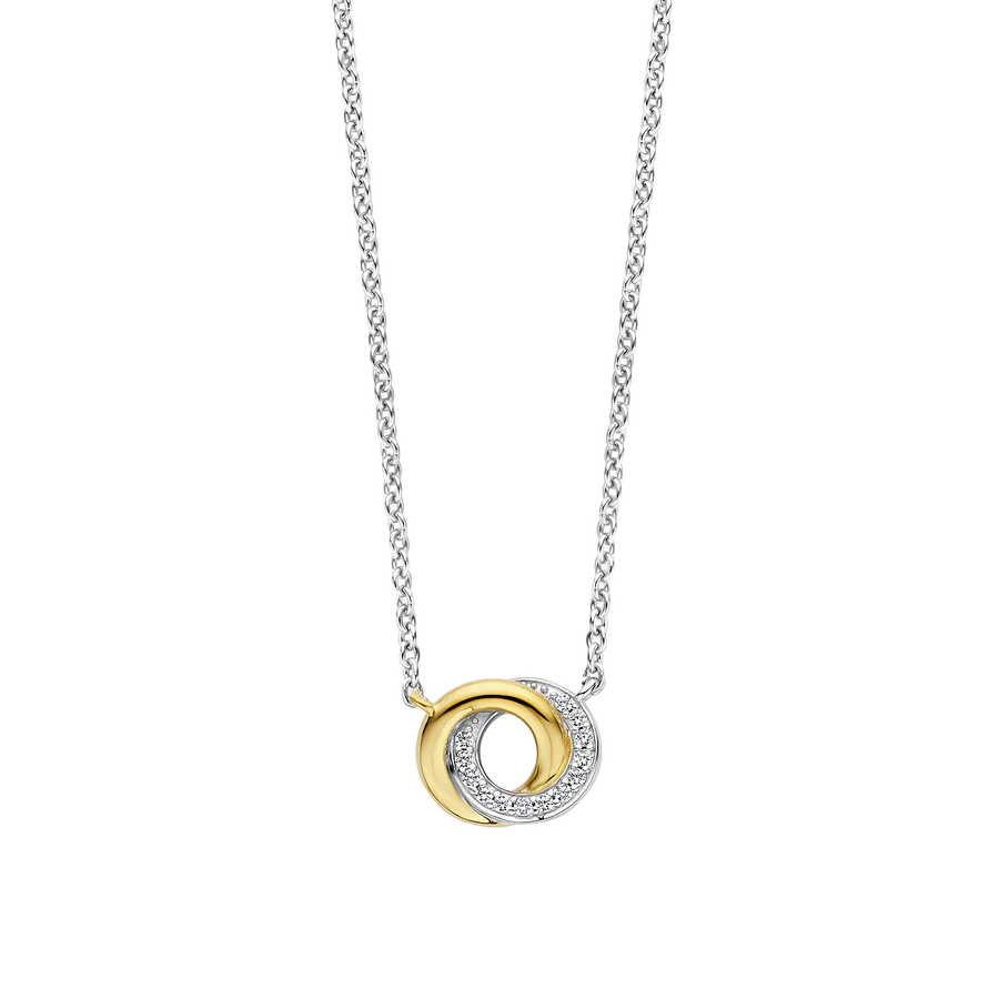 Dit vergulde collier 3915ZY heeft een betoverend symbool van grenzeloze liefde en eeuwige schoonheid. Het collier is voorzien van een tijdloos infinity symbool, waarbij de ene cirkel sierlijk geelgoudkleurig verguld is en de andere een schitterende pavé van zirkonia bevat. Het sieraad is gemaakt van eersteklas 925 sterling zilver en platina om het te beschermen tegen dagelijks gebruik en om het helder te houden. Het infinity symbool combineert de warmte van goud met de opvallende charme van zirkonia. Het samenspel van tinten creëert een harmonieuze balans, waardoor het een veelzijdig sieraad is dat moeiteloos overgaat van dag naar nacht. Draag het alleen als een minimalistisch accent aan je outfit, maar combineer het met andere sieraden om je eigen unieke statement te maken. Draag de kracht van oneindigheid met je mee waar je ook gaat en straal moderne klassieke charme uit. Net als al onze sieraden is deze ketting nikkelvrij en hypoallergeen, waardoor je niet alleen verzekerd bent van stijl, maar ook van comfort en kwaliteit.

Het collier heeft een standaardlengte van 38 cm en heeft een verlengstuk van 10 cm. Hierdoor kan je het collier op 5 verschillende lengtematen dragen, op 38 cm, 40 cm, 42 cm, 45 cm en 48 cm.

