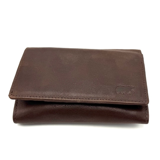 Bear Design Sweety Portemonnee – Compact, stijlvol en praktisch

De Bear Design Sweety portemonnee is een stijlvol en veelzijdig accessoire dat perfect is voor dagelijks gebruik. Dankzij het compacte formaat neem je deze portemonnee gemakkelijk mee in je handtas, jaszak of als chic handaccessoire. Ideaal voor iedereen die graag georganiseerd blijft zonder in te leveren op stijl.

Deze portemonnee biedt verrassend veel opbergruimte voor al je dagelijkse essentials, terwijl het elegante design naadloos aansluit bij elke outfit en gelegenheid.

Kenmerken:

Merk: Bear Design

Model: Sweety

Indeling:

9 creditcardvakken (9cc)

Achterrits voor extra opbergruimte

Binnenrits voor muntgeld of kleine items

Groot vak voor papiergeld

3 handige steekvakken voor pasjes, bonnetjes of foto’s

Waarom kiezen voor de Bear Design Sweety portemonnee?

Compact maar zeer ruim ingedeeld

Ideaal voor dagelijks gebruik én avondjes uit

Modieuze uitstraling en tijdloos ontwerp

Overzichtelijke indeling voor al je kaarten, contant geld en essentials

De Bear Design Sweety portemonnee is de perfecte combinatie van functionaliteit en stijl – een must-have accessoire voor elke handtas!