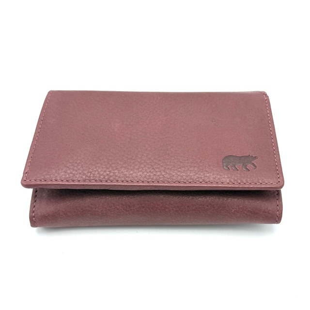 Bear Design Sweety Portemonnee – Compact, stijlvol en praktisch

De Bear Design Sweety portemonnee is een stijlvol en veelzijdig accessoire dat perfect is voor dagelijks gebruik. Dankzij het compacte formaat neem je deze portemonnee gemakkelijk mee in je handtas, jaszak of als chic handaccessoire. Ideaal voor iedereen die graag georganiseerd blijft zonder in te leveren op stijl.

Deze portemonnee biedt verrassend veel opbergruimte voor al je dagelijkse essentials, terwijl het elegante design naadloos aansluit bij elke outfit en gelegenheid.

Kenmerken:

Merk: Bear Design

Model: Sweety

Indeling:

9 creditcardvakken (9cc)

Achterrits voor extra opbergruimte

Binnenrits voor muntgeld of kleine items

Groot vak voor papiergeld

3 handige steekvakken voor pasjes, bonnetjes of foto’s

Waarom kiezen voor de Bear Design Sweety portemonnee?

Compact maar zeer ruim ingedeeld

Ideaal voor dagelijks gebruik én avondjes uit

Modieuze uitstraling en tijdloos ontwerp

Overzichtelijke indeling voor al je kaarten, contant geld en essentials

De Bear Design Sweety portemonnee is de perfecte combinatie van functionaliteit en stijl – een must-have accessoire voor elke handtas!