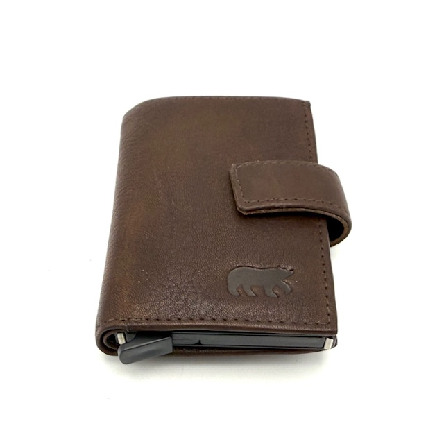 Bear Design Elsie Creditcard Etui Brown – Compact, stijlvol en praktisch

De Bear Design Elsie creditcard etui Brown is een stijlvol en functioneel accessoire, perfect voor iedereen die zijn pasjes en geld overzichtelijk wil opbergen. Deze leren creditcardhouder combineert een tijdloos design met praktisch gebruiksgemak, zodat je altijd al je belangrijke kaarten binnen handbereik hebt.

Dankzij het compacte formaat past de etui gemakkelijk in je handtas, jaszak of broekzak – ideaal voor dagelijks gebruik of op reis.

Kenmerken:

Merk: Bear Design

Model: Elsie – CP 6814 Brown

Kleur: Brown

Materiaal: Hoogwaardig leer

Afmetingen: Hoogte 10 cm x Breedte 7 cm x Diepte 1,5 cm

Indeling:

8 vakjes voor creditcards (8cc)

1 vak voor papiergeld

1 ritsvak voor muntgeld

Waarom kiezen voor de Bear Design Elsie etui?

Compact formaat met verrassend veel opbergruimte

Duurzaam en stijlvol leer met een natuurlijke uitstraling

Handig voor dagelijks gebruik of tijdens het reizen

Past bij elke outfit en tas dankzij de warme cognackleur

Met de Bear Design Elsie creditcard etui kies je voor een combinatie van elegantie, kwaliteit en gebruiksgemak.