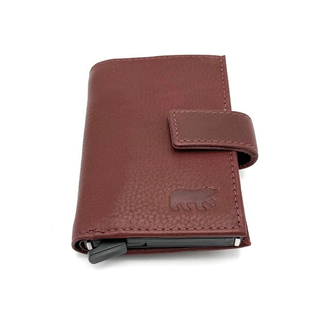 Bear Design Elsie Creditcard Etui Bordeaux – Compact, stijlvol en praktisch

De Bear Design Elsie creditcard etui Bordeaux is een stijlvol en functioneel accessoire, perfect voor iedereen die zijn pasjes en geld overzichtelijk wil opbergen. Deze leren creditcardhouder combineert een tijdloos design met praktisch gebruiksgemak, zodat je altijd al je belangrijke kaarten binnen handbereik hebt.

Dankzij het compacte formaat past de etui gemakkelijk in je handtas, jaszak of broekzak – ideaal voor dagelijks gebruik of op reis.

Kenmerken:

Merk: Bear Design

Model: Elsie – CP 6814 Bordeaux

Kleur: Bordeaux

Materiaal: Hoogwaardig leer

Afmetingen: Hoogte 10 cm x Breedte 7 cm x Diepte 1,5 cm

Indeling:

8 vakjes voor creditcards (8cc)

1 vak voor papiergeld

1 ritsvak voor muntgeld

Waarom kiezen voor de Bear Design Elsie etui?

Compact formaat met verrassend veel opbergruimte

Duurzaam en stijlvol leer met een natuurlijke uitstraling

Handig voor dagelijks gebruik of tijdens het reizen

Past bij elke outfit en tas dankzij de warme Bordeaux kleur

Met de Bear Design Elsie creditcard etui kies je voor een combinatie van elegantie, kwaliteit en gebruiksgemak.