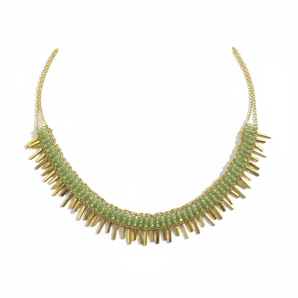 Deze zilveren choker, is verguld en versierd met groene kralen. Het heeft een lengte van 45 cm en is gemaakt van sterling zilver. De opvallende gouden kleur maakt het ideaal om te dragen als statement piece. Perfect om te combineren met een elegante avondjurk of een chique blouse voor een stijlvolle look.