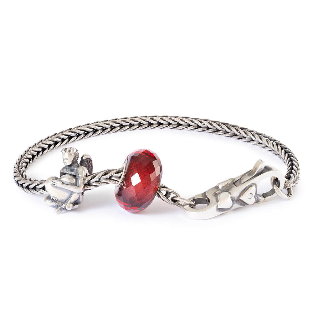 De Trollbeads zilveren startersarmband Beschermengel, modelnummer TSA25C20, valt onder de categorie sieraden en is een armband van 20 cm lang. Deze elegante armband is perfect voor dagelijks gebruik of speciale gelegenheden. Draag hem solo of combineer met andere Trollbeads voor een persoonlijke touch. Een prachtige aanvulling op elke sieradencollectie.