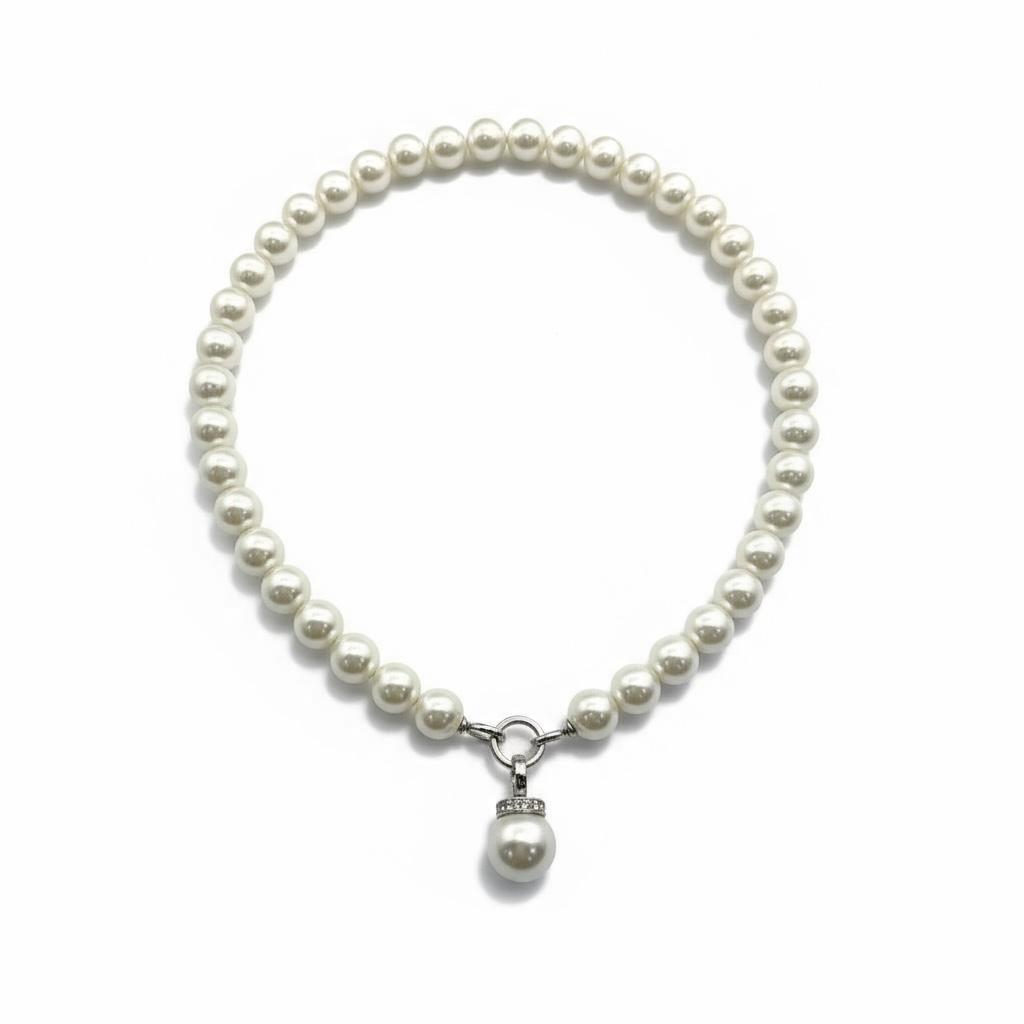 De Syntetische parel collier met zilver slot, is een elegant sieraad dat perfect is als halsketting. Met een lengte van 48cm biedt het een klassieke uitstraling. Draag deze parelketting bij een avondjurk of zakelijke outfit voor een stijlvolle en verfijnde look. Perfect voor speciale gelegenheden.