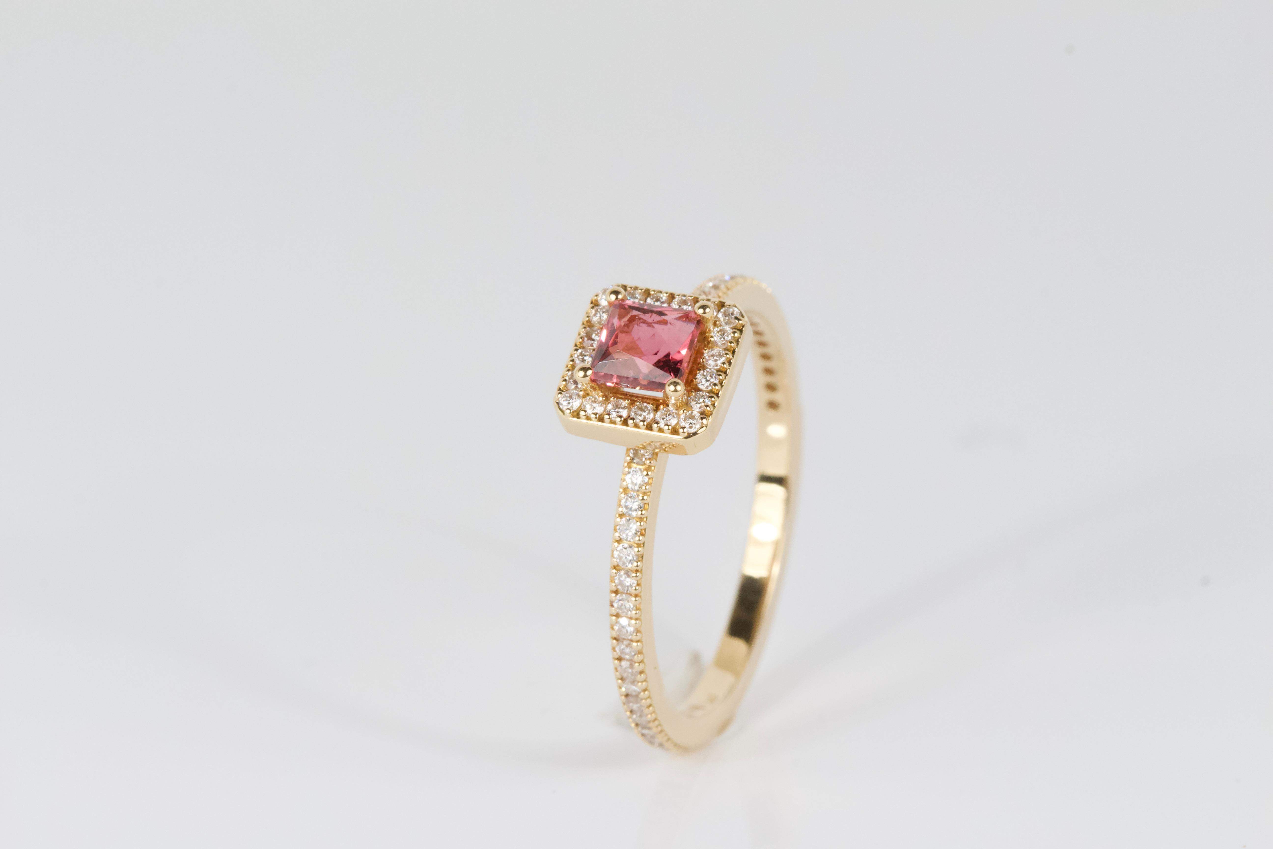gouden ring, princess roze toermalijn+0.25ct briljant