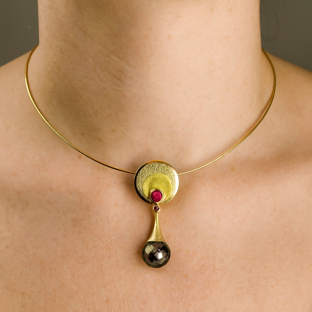 Diese exquisite Perlenkette vereint zeitgenössisches Design mit klassischer Eleganz. Die tropfenförmige facettierte Tahitiperle hängt beweglichan einem Anhänger aus Feingold und Roségold. Das warme Gelbgold harmoniert perfekt mit dem schimmernden Lüster der Perle. Ein einzigartiges Schmuckstück, das jedem Outfit eine besondere Note verleiht. Ideal für die modebewusste Frau, die das Besondere sucht.