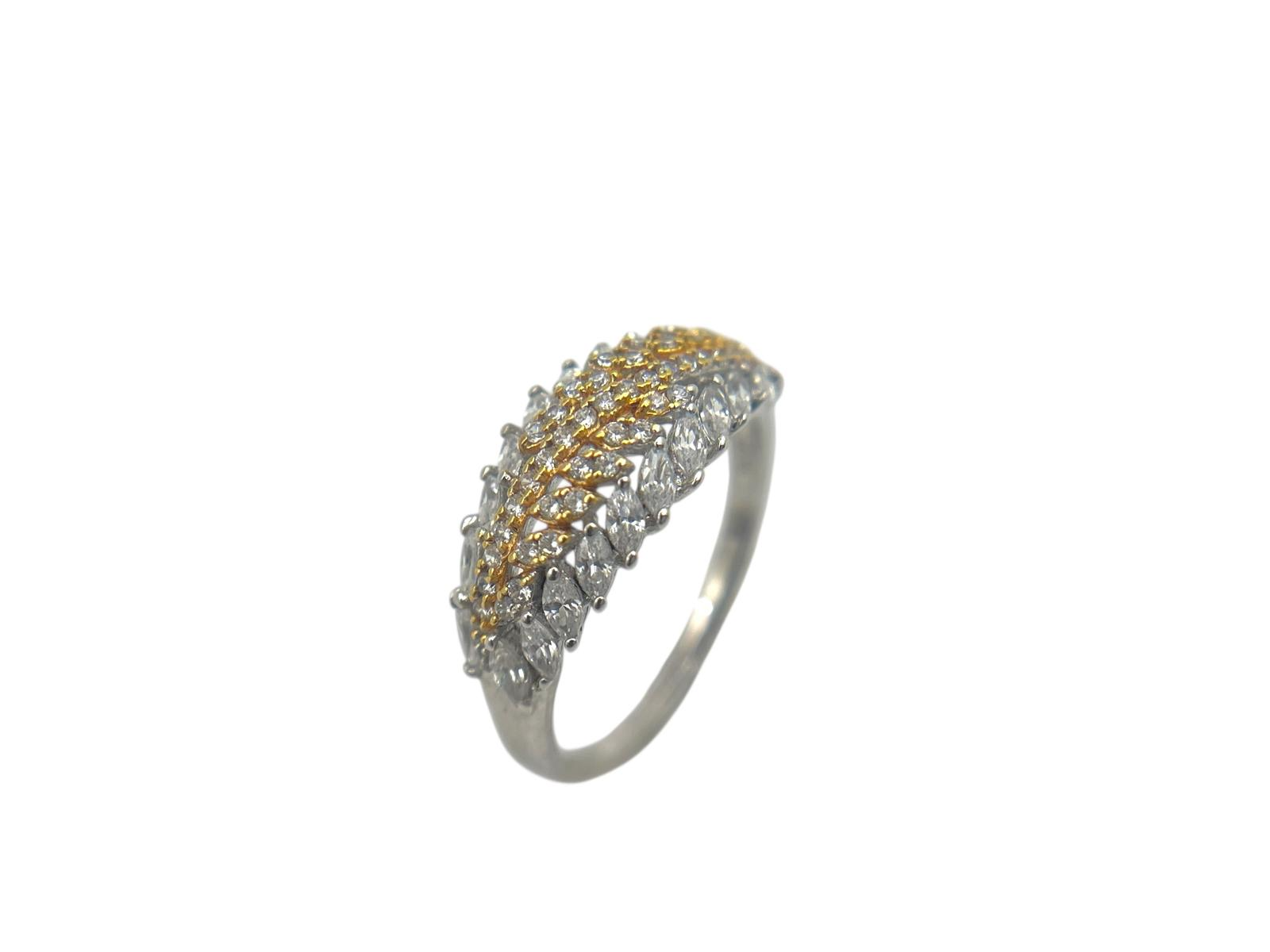 De Chique Ring Zilver, is een elegante zilveren ring met sprankelende zirconia-steentjes. Deze ring in maat 53 valt onder de categorie JUWELEN en is een verfijnde toevoeging aan elke outfit. Draag hem voor een chique en verfijnde look, perfect voor zowel alledaagse als feestelijke gelegenheden.