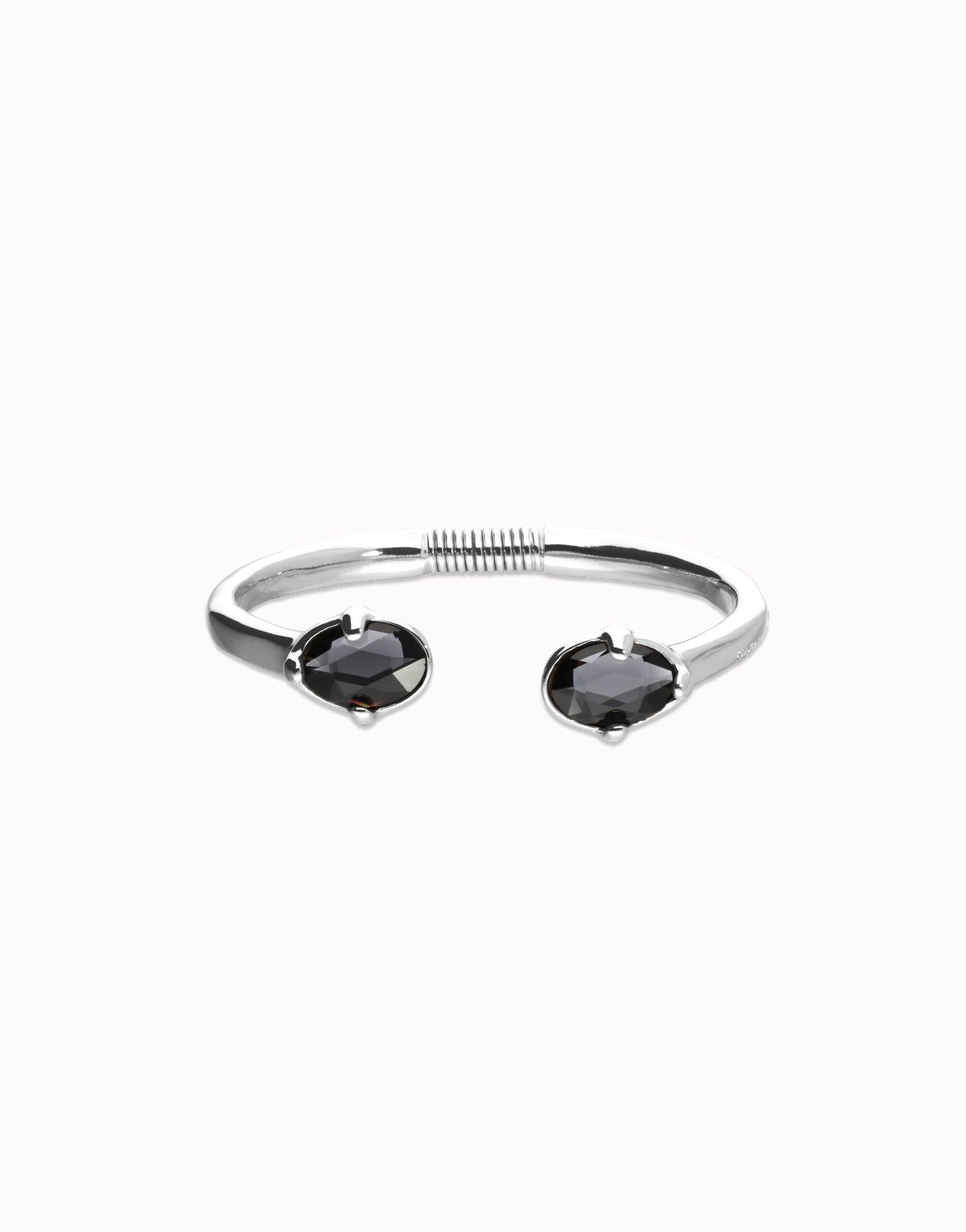 De PUL2592NGRMTL0M armband straalt elegantie en stijl uit. Als een verfijnde toevoeging aan de JEWEL-categorie, biedt deze BRACELET een verfijnde uitstraling. Draag het solo voor een subtiele look of combineer met andere accessoires voor een gedurfde statement. Perfect voor elke gelegenheid. Voeg deze must-have toe aan je collectie voor een tijdloze charme en allure.