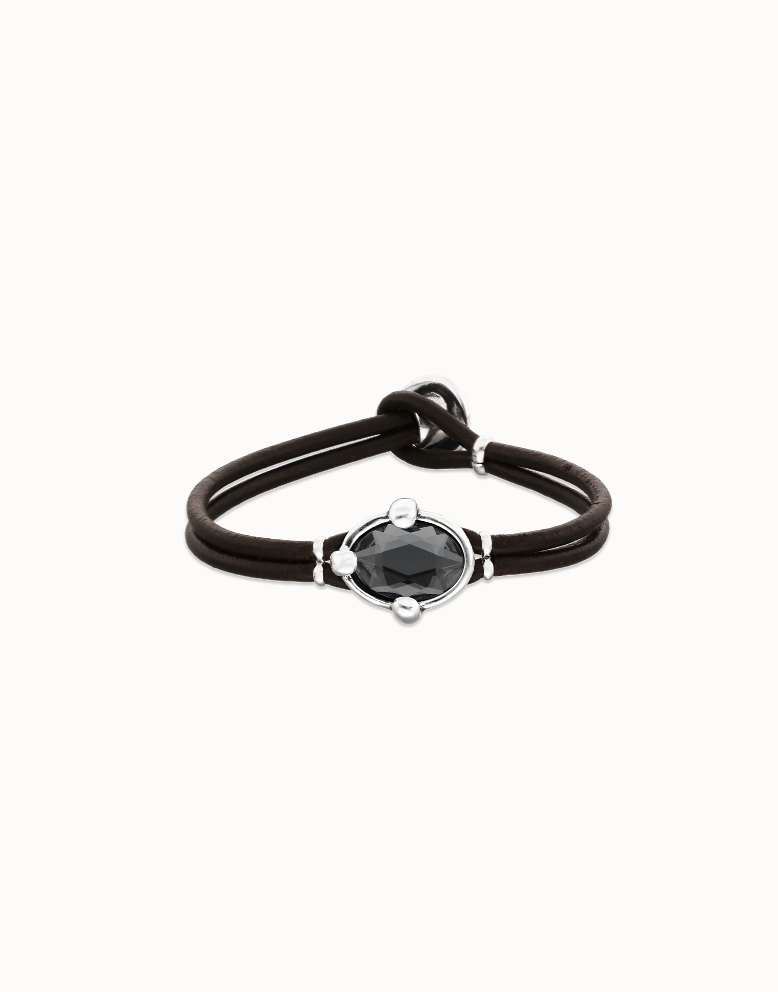 De PUL2594NGRMTL0M is een stijlvolle armband in de categorie 'sieraad'. Deze armband voegt een verfijnde touch toe aan elke outfit. Combineer hem met andere sieraden voor een trendy look of draag hem solo voor elegantie. Perfect voor zowel dagelijkse als speciale gelegenheden. Een must-have accessoire voor iedereen die van mode houdt.