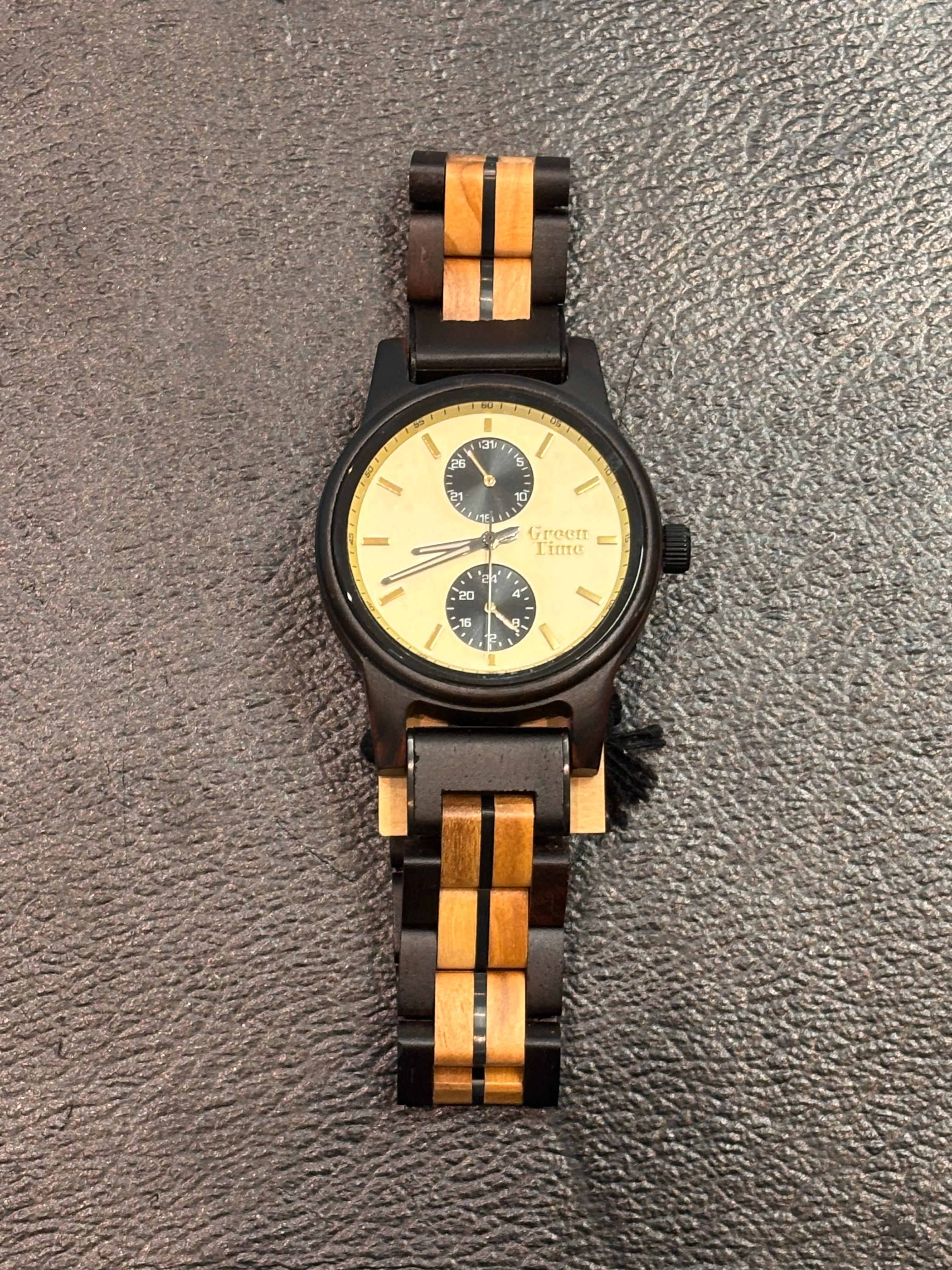 De Green Time Horloge is een stijlvol horloge. Als polshorloge voegt het een vleugje elegantie toe aan elke outfit. Het is ontworpen voor dagelijks gebruik en past perfect om uw pols. Dit horloge is ideaal voor zowel formele als informele gelegenheden, waardoor u altijd op tijd en modieus bent.