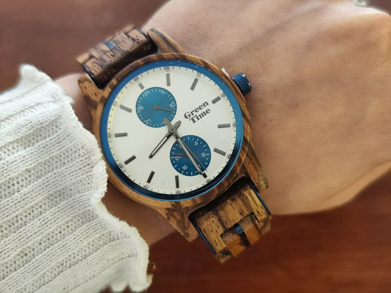 De Green Time Horloge is een stijlvol horloge. Als polshorloge voegt het een vleugje elegantie toe aan elke outfit. Het is ontworpen voor dagelijks gebruik en past perfect om uw pols. Dit horloge is ideaal voor zowel formele als informele gelegenheden, waardoor u altijd op tijd en modieus bent.