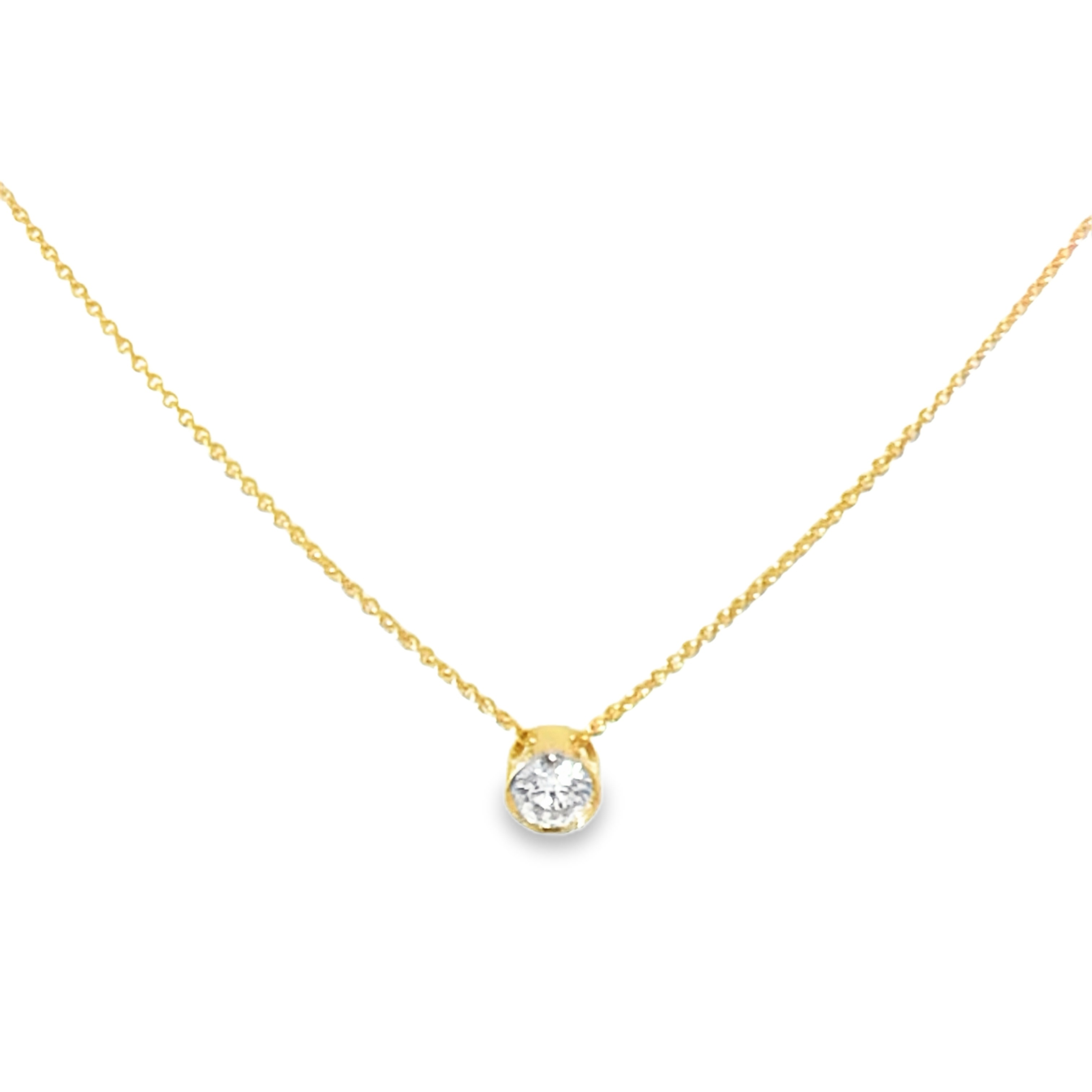 Das Collier Anker 0,6mm Invisible Setting mit extra Öse bei 42 cm und gelber Fassung enthält einen natürlichen Brillanten von 0,15ct (H-SI). Dieses elegante Schmuckstück passt perfekt zu einem V-Ausschnitt oder einer schlichten Bluse und verleiht jedem Outfit einen Hauch von Eleganz. Perfekt für besondere Anlässe oder den täglichen Gebrauch.
