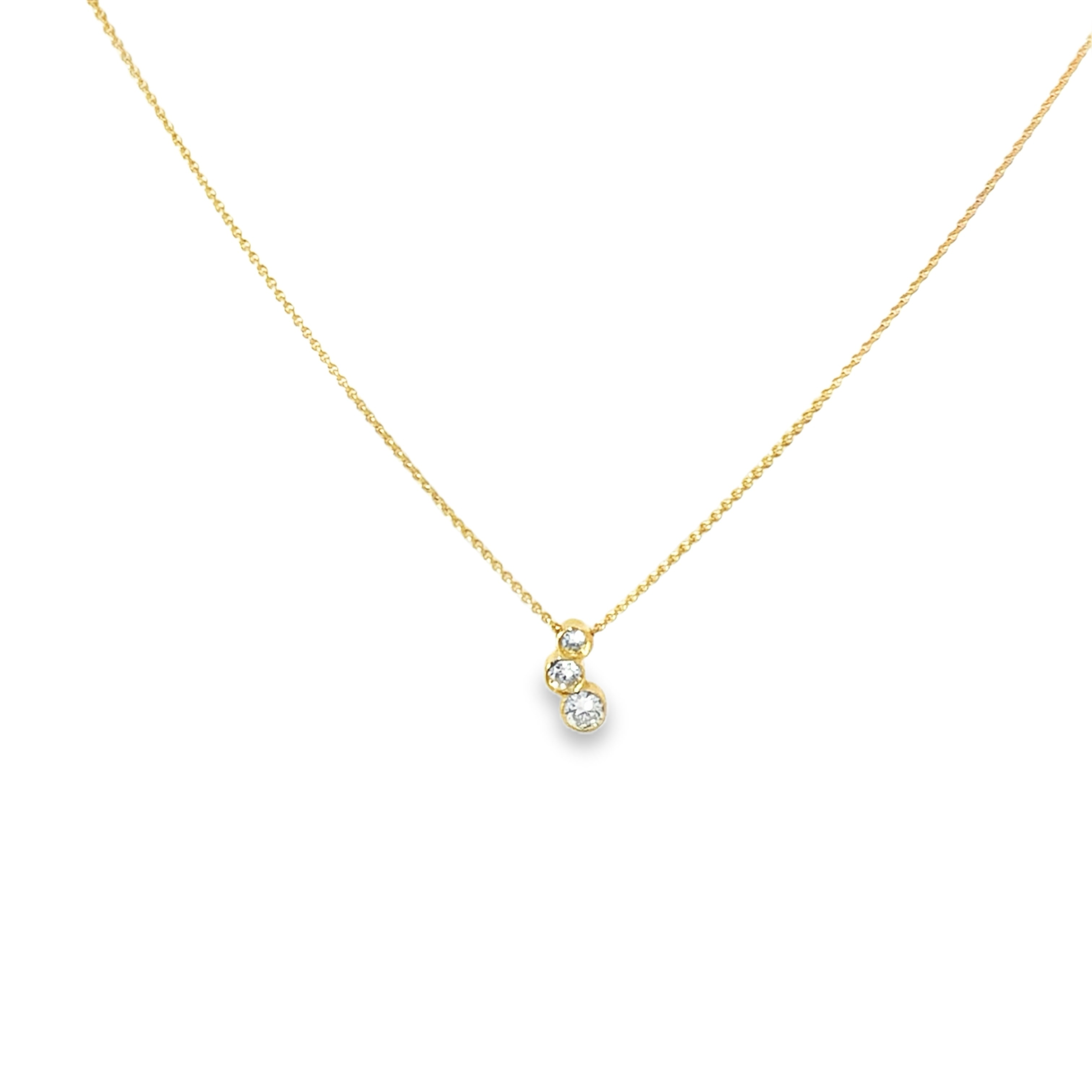 Entdecken Sie das elegante Collier Anker mit einer Stärke von 0,6 mm und Durchzieher mit extra Öse bei 42 cm Länge. Verziert mit 0,06 ct, 0,025 ct und 0,10 ct. Dieses zarte Kettchen ist ein raffinierter Halsschmuck für jeden Anlass. Tragen Sie es alleine für einen minimalistischen Look oder kombinieren Sie es mit anderen Ketten für modische Akzente.