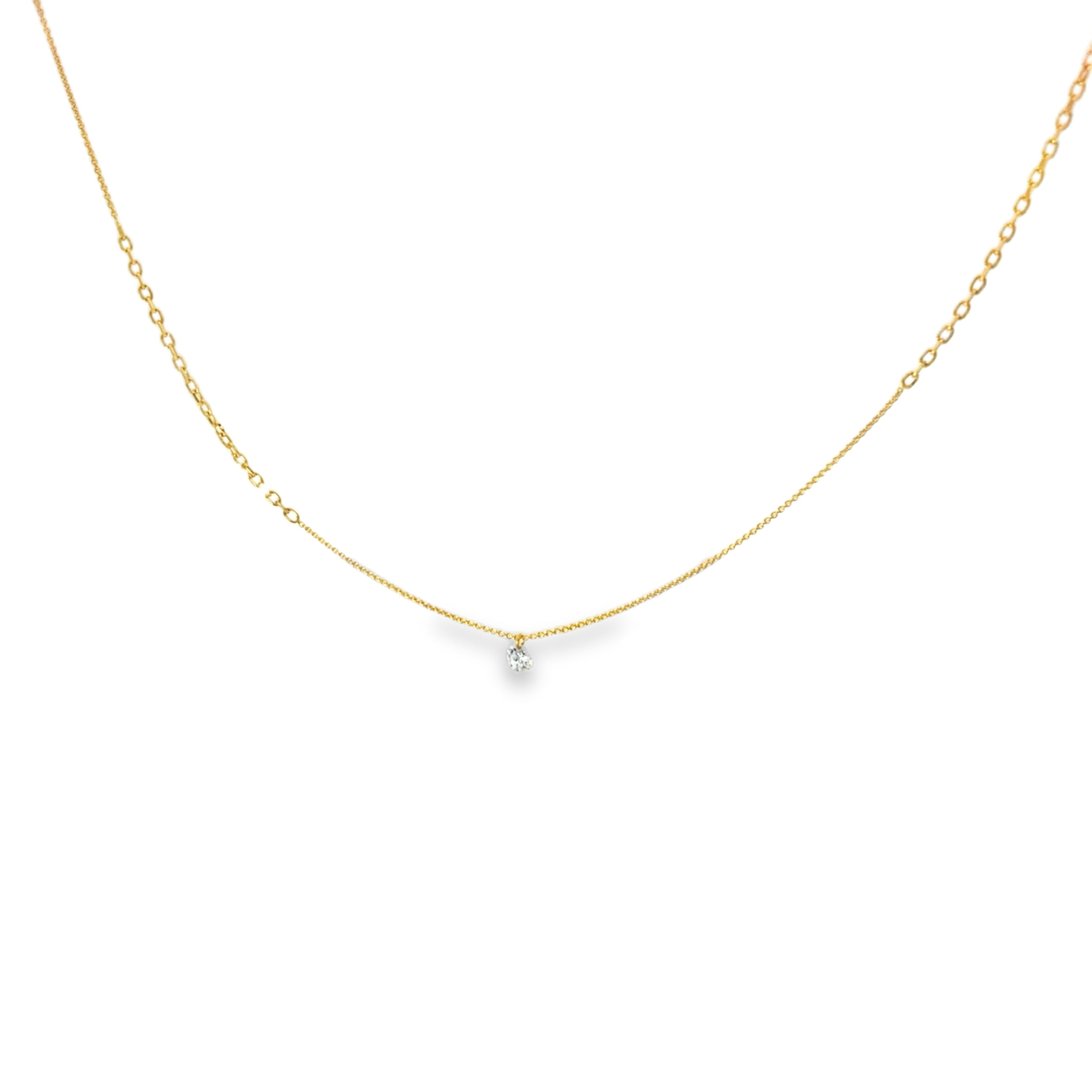 Die Ankerkette Mixed 6mm + 1.4mm mit Modellnummer 2274-01-750/-GG-45-70 ist ein elegantes Juwel mit einer fassungslosen 0.15ct Ose. Die Kette funktioniert ideal als auffälliges Schmuckstück und kann sowohl im Alltag als auch zu besonderen Anlässen getragen werden. Perfekt kombinierbar mit eleganter oder lässiger Kleidung, um jeden Look zu veredeln.