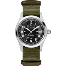 De Khaki Field Call of Duty H70475930 is een betrouwbare polshorloge met een robuust ontwerp. Perfect voor buitenavonturen, dit horloge biedt duurzaamheid en stijl. Draag het om je pols met casual of sportieve outfits voor een avontuurlijke uitstraling. Een essentieel accessoire voor iedereen die houdt van actie en stijl combineert in hun dagelijkse look.