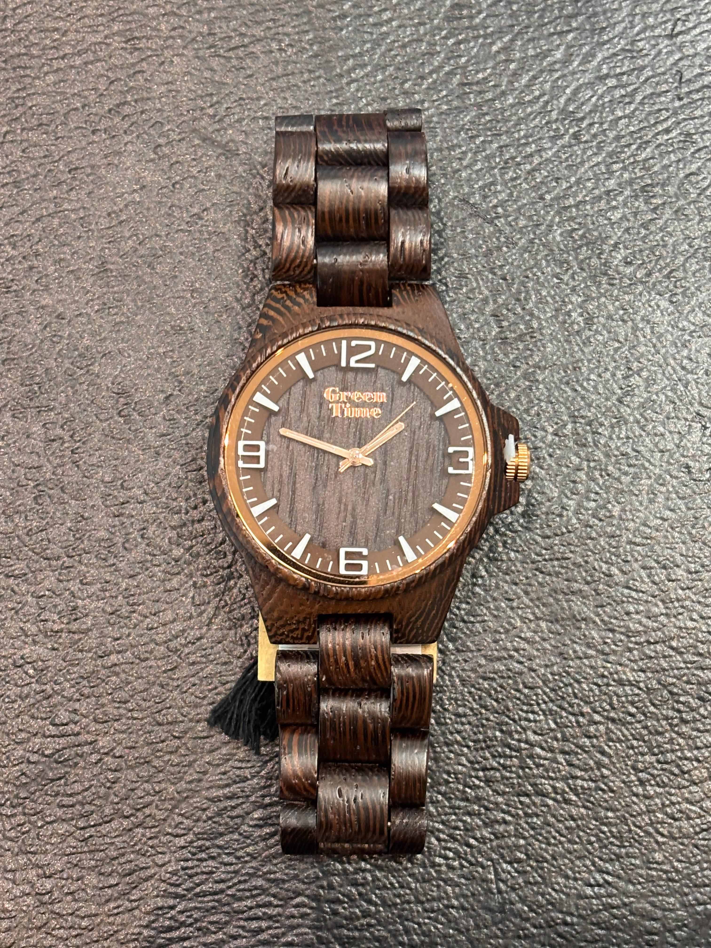 De Green Time Horloge is een stijlvol horloge. Als polshorloge voegt het een vleugje elegantie toe aan elke outfit. Het is ontworpen voor dagelijks gebruik en past perfect om uw pols. Dit horloge is ideaal voor zowel formele als informele gelegenheden, waardoor u altijd op tijd en modieus bent.