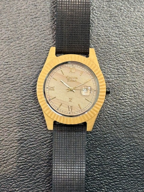 De Green Time Horloge is een stijlvol horloge. Als polshorloge voegt het een vleugje elegantie toe aan elke outfit. Het is ontworpen voor dagelijks gebruik en past perfect om uw pols. Dit horloge is ideaal voor zowel formele als informele gelegenheden, waardoor u altijd op tijd en modieus bent.