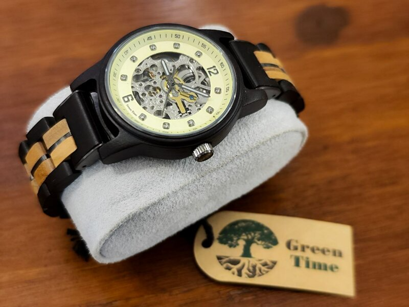 De Green Time Horloge is een stijlvol automaat horloge. Als polshorloge voegt het een vleugje elegantie toe aan elke outfit. Het is ontworpen voor dagelijks gebruik en past perfect om uw pols. Dit horloge is ideaal voor zowel formele als informele gelegenheden, waardoor u altijd op tijd en modieus bent.