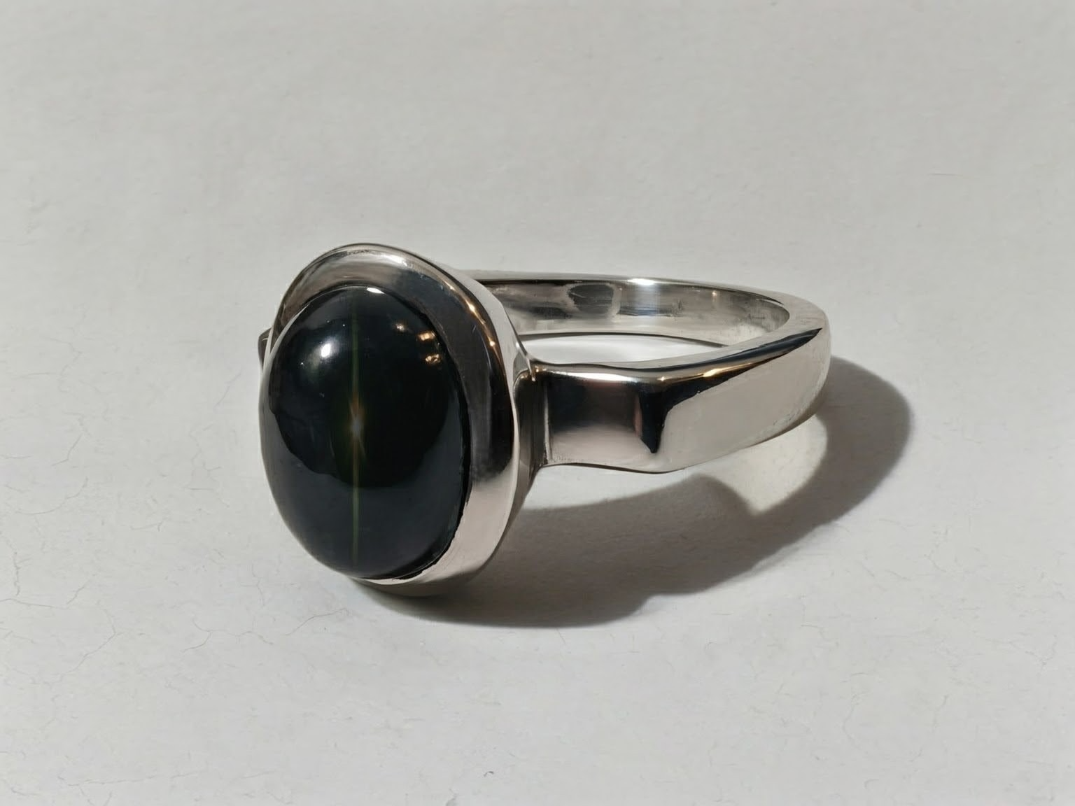 925 Sterling Zilveren ring met cabochon geslepen zwarte ster diopsiet.