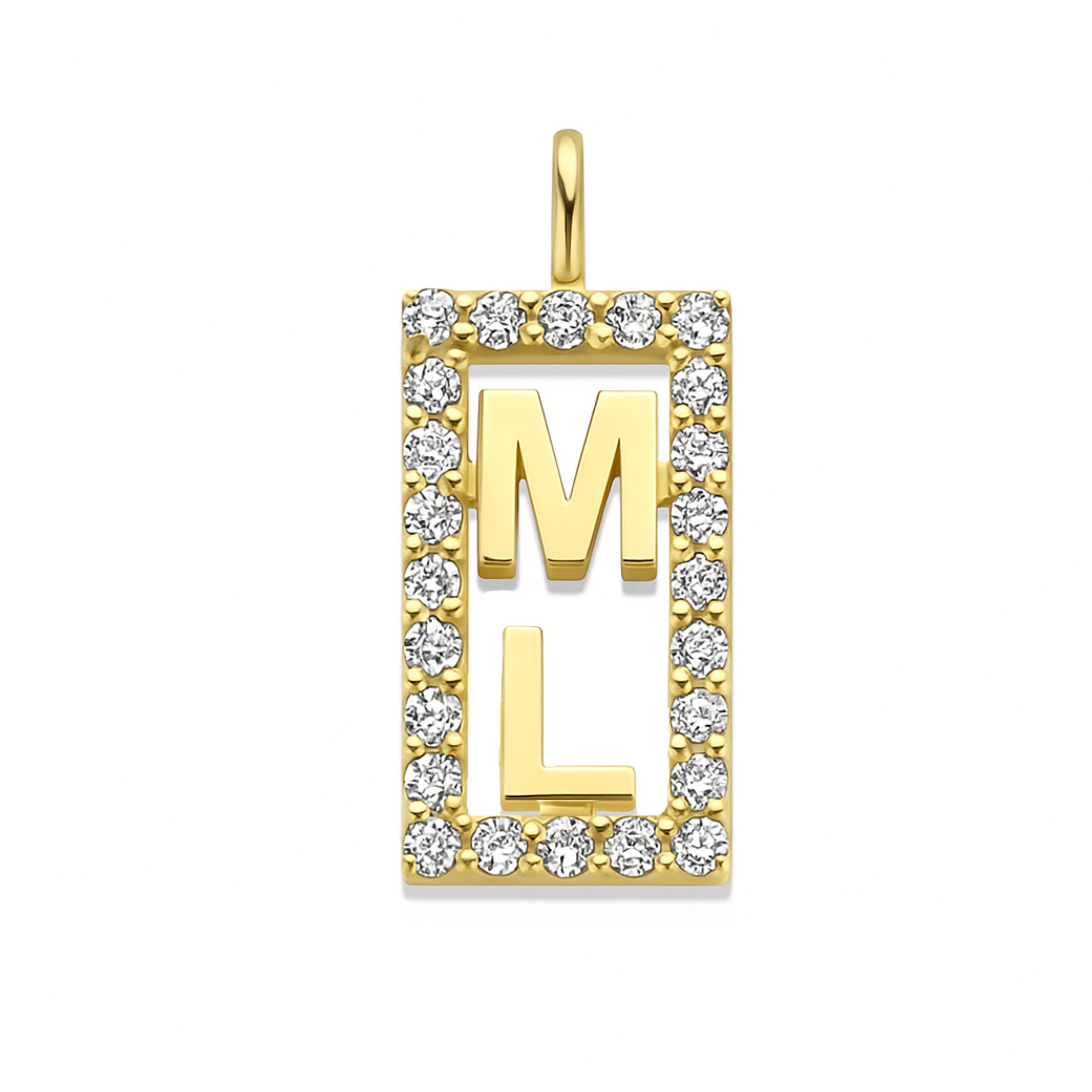 De Capture Tag Pavé 2 combineert luxe en betekenis: een vierkante hanger met pavé gezette diamanten, waarin ruimte is voor twee initialen of symbolen.

Draag de initialen van jullie samen, of voeg een extra symbool toe dat iets bijzonders voor je betekent.
Elegant, sprankelend en helemaal van jou!