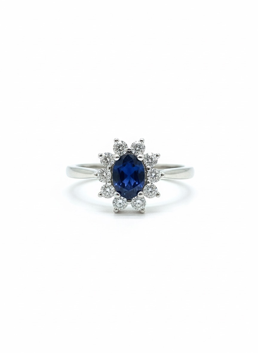 Deze prachtige 14 karaat witgouden ring combineert de schittering van een ovale diamant (1.03 ct, SI1, Wesselton H) met de diepe blauwe tint van een saffiersteen. Met een glanzende afwerking en nieuwstaat is het een verfijnd sieraad voor elke gelegenheid. Draag deze ring als een opvallende accessoire op feestelijke evenementen of elegante bijeenkomsten. Perfect voor maat 54.