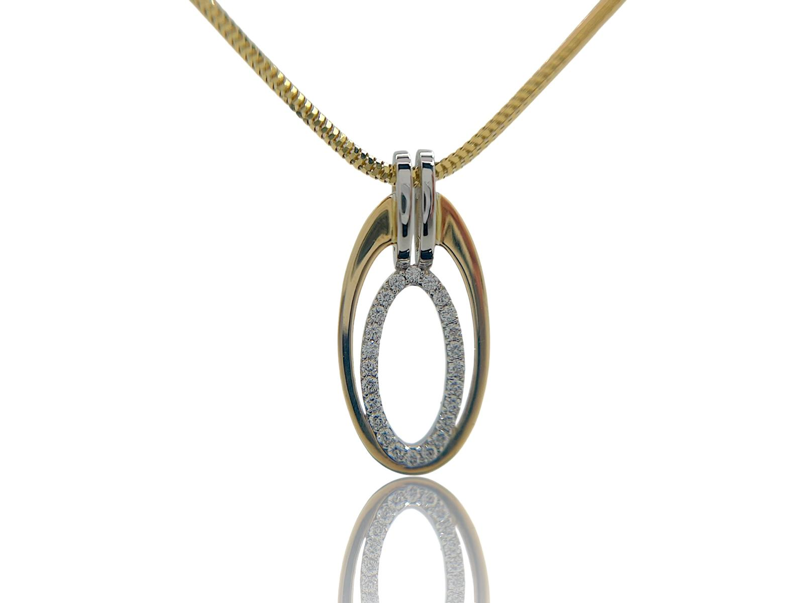 De Hanger bicolor diamant 0.10 crt is een schitterende toevoeging aan je sieradencollectie. Dit moderne hanger heeft een ovale binnenring bezet met briljantgeslepen diamanten van 0.10 crt, SI zuiverheid en kleur G. Ideaal om te dragen bij een simpele ketting voor een elegante uitstraling. Ketting niet inbegrepen. 
Artikelnummer van de bijpassende ketting:00227