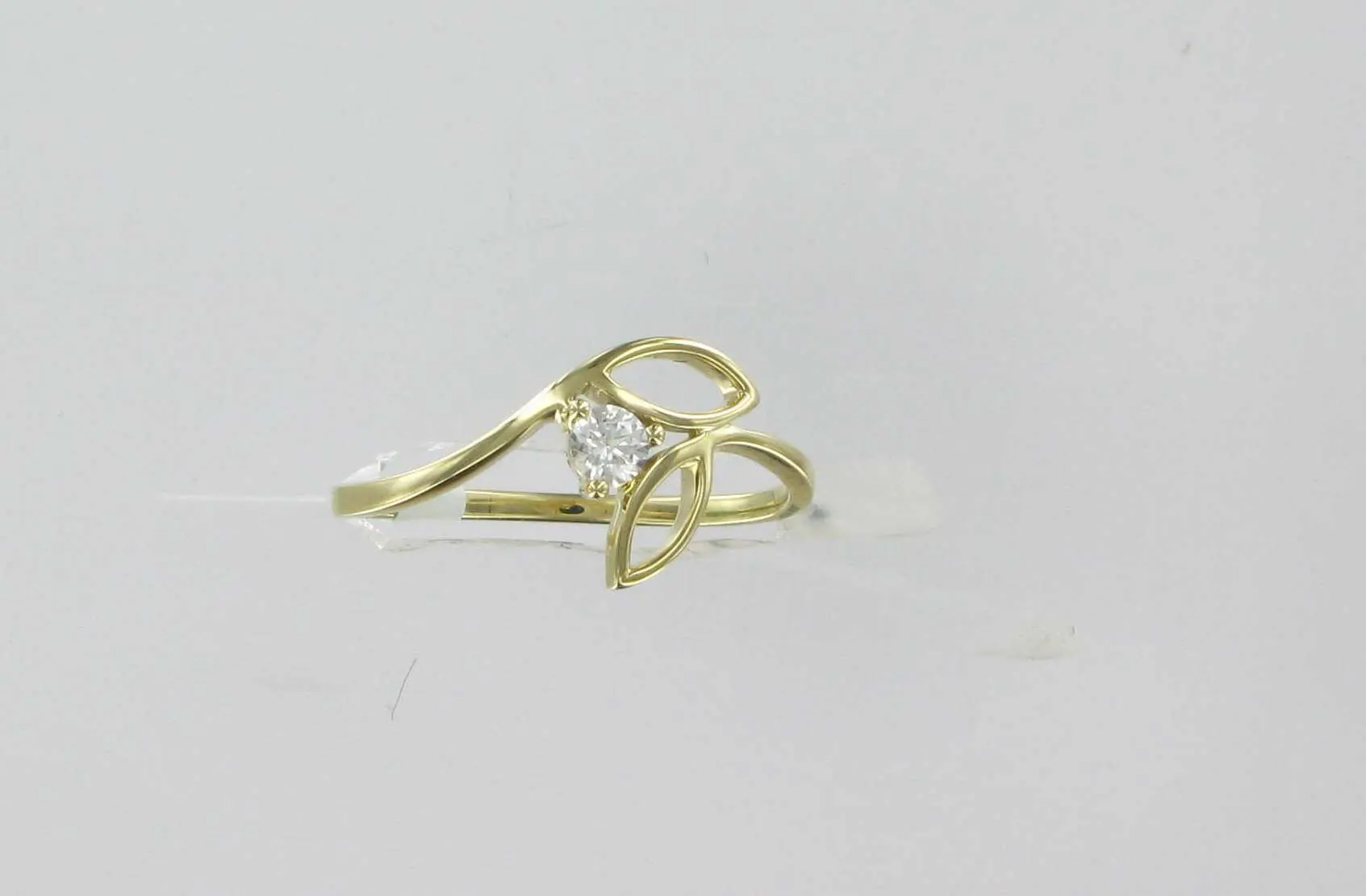 De Palido Geel gouden ring straalt elegantie uit met zijn verfijnde blaadjesontwerp en fonkelende zirconia steen. Perfect voor een stijlvolle uitstraling en is ideaal te combineren met andere gouden accessoires voor een chique en geco&ouml;rdineerde look. Draag deze ring voor speciale gelegenheden of als dagelijks statement.