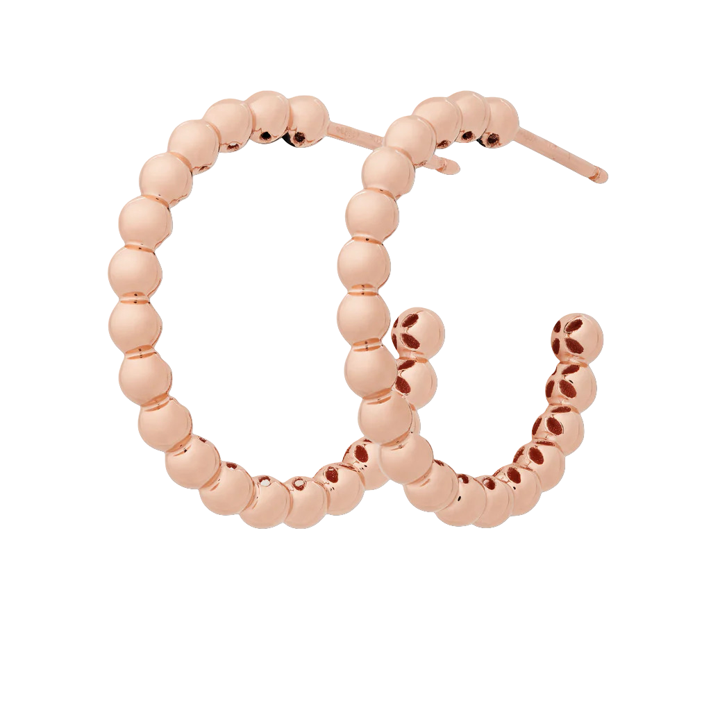De Bron Lux Oorsieraden, modelnummer 7OR4826, zijn verfijnde 18-karaats gouden oorbellen in een elegante rosé kleur. Perfect voor zowel dagelijkse elegantie als speciale gelegenheden. Draag deze oorbellen met opgestoken haar of een chique kapsel om de prachtige glinstering te benadrukken. Een tijdloze toevoeging aan elke sieradencollectie.