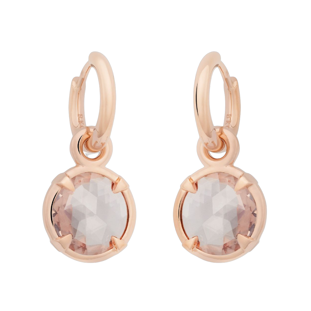 De Bron Mira Mira aanhanger 8OR4856RQB is een verfijnde 10 mm hanger in 18 karaat roségoud, gezet met zachte roze kwarts. Een elegante toevoeging aan je Bron oorsieraden, perfect om je look subtiel kleur en charme te geven. Mooi solo of in combinatie met andere Bron aanhangers.
