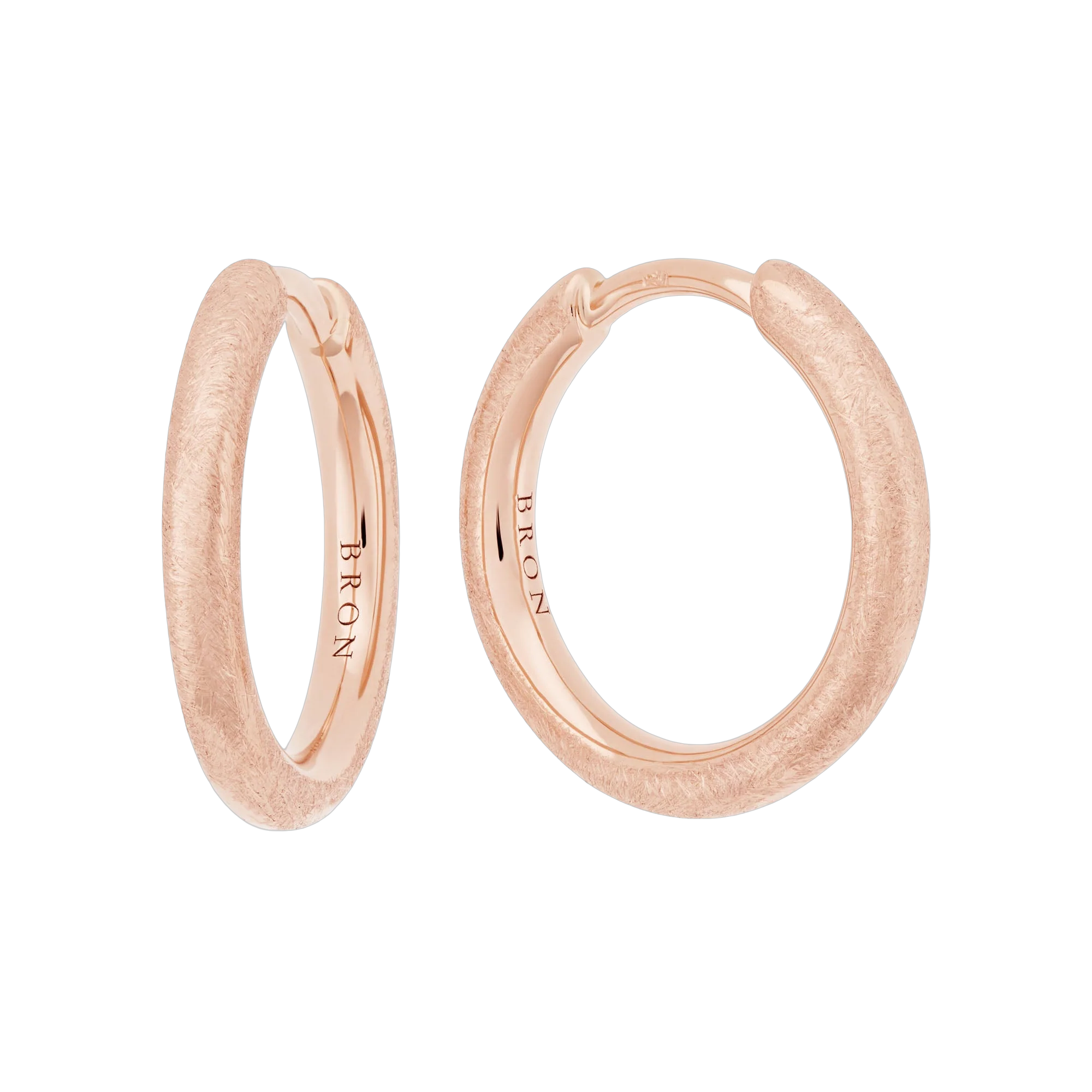 Deze oorringen uit de Lux collectie zijn vervaardigd uit 18-karaats roségoud met een gesatineerde afwerking, perfect als subtiel en veelzijdig sieraad met referentienummer 7OR477916M.