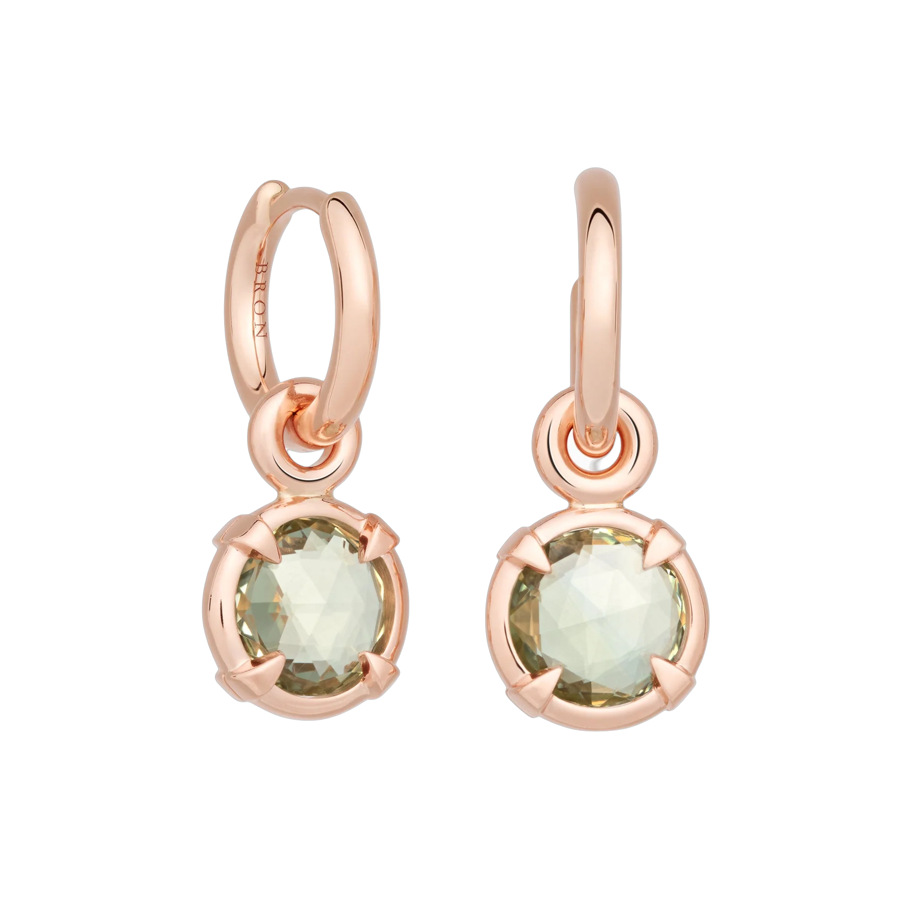 De Bron Mira Mira aanhanger 8OR4902LQB is vervaardigd uit 18 karaat roségoud en gezet met een sprankelende lemonkwarts. De warme, zonnige gloed van de edelsteen in combinatie met de zachte roségouden omlijsting geeft een elegante, vrouwelijke uitstraling. Perfect om je look subtiel te verfraaien of te combineren met andere Bron-sieraden.