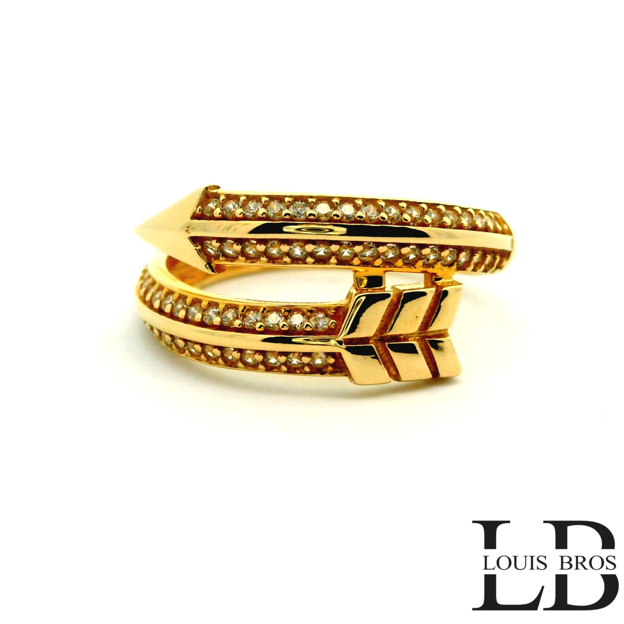 Deze schitterende damesring is vervaardigd uit 14 karaat geelgoud (4.63 gr) en bezet met fonkelende zirkonia’s die zorgen voor een luxueuze en stijlvolle uitstraling. De heldere stenen vangen het licht prachtig op en laten de ring bij elke beweging schitteren.

Dankzij het tijdloze design combineert dit sieraad moeiteloos met elke stijl – van klassiek tot modern. Of je de ring nu draagt bij een elegante outfit of als subtiele blikvanger in het dagelijks leven, hij straalt altijd vrouwelijkheid en klasse uit.

Specificaties:

Materiaal: 14 karaat geelgoud

Steensoort: Zirkonia’s

Stijl: Elegant, tijdloos & vrouwelijk

Doelgroep: Dames

Afwerking: Hoogglans gepolijst

Bijzonderheden: Luxe glans met fonkelende details

Bijzonderheden:
Een prachtige ring die elegantie en sprankeling perfect combineert – ideaal als cadeau of als blijvend sieraad voor jezelf.
De ring is verkrijgbaar in meerdere afmetingen.