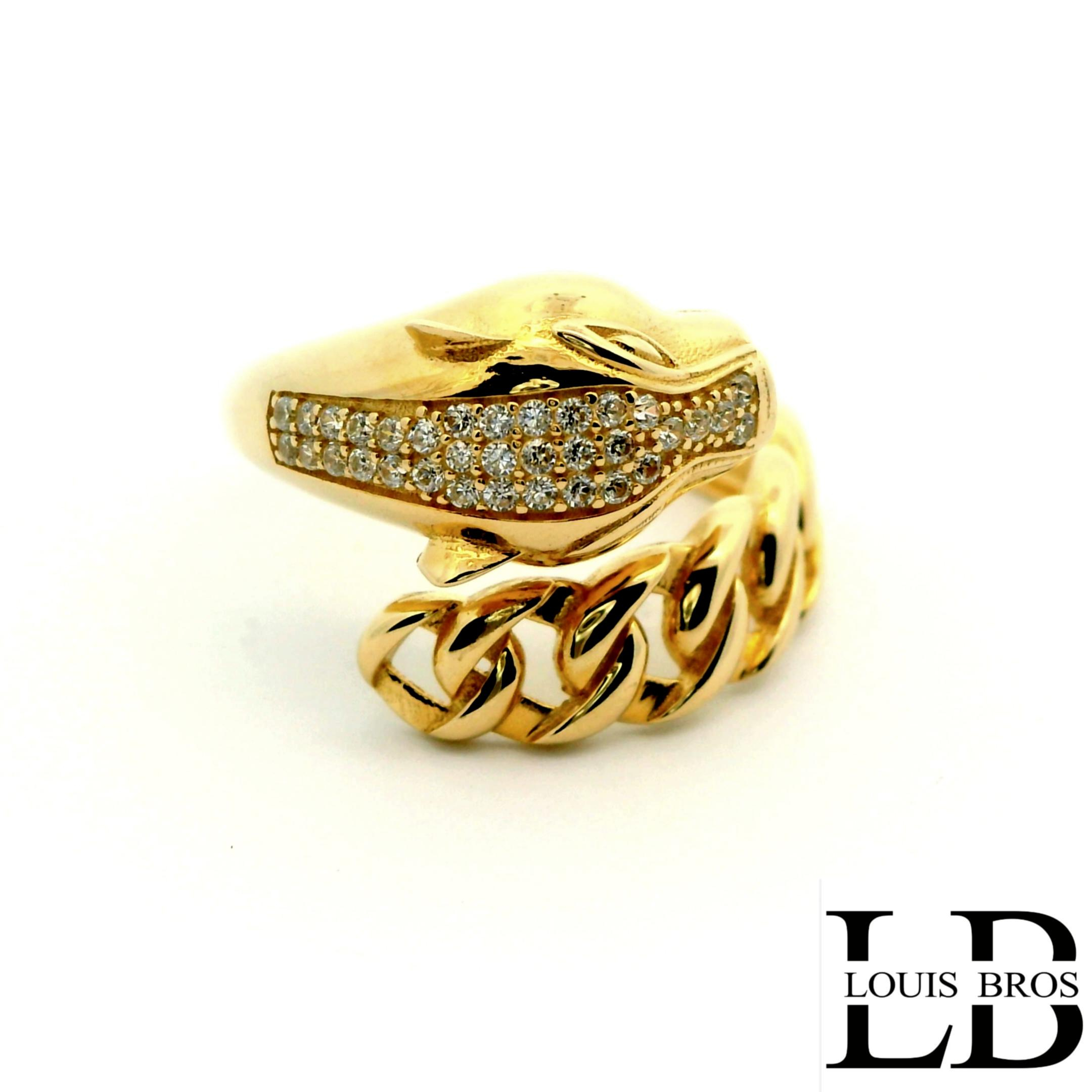 Deze elegante 14 karaat geelgouden ring (3.67 gr) is ontworpen met een opvallende panterkop als centraal element. De panter, een symbool van kracht en verfijning, is gedetailleerd vormgegeven en rijkelijk bezet met sprankelende zirkonia’s. De fonkelende stenen benadrukken de expressieve vormen van de kop en geven de ring een luxueuze uitstraling.

De warme gloed van het geelgoud vormt een prachtig contrast met de helderheid van de zirkonia’s, waardoor de ring zowel chic als speels oogt. Dankzij het comfortabele ontwerp is dit sieraad geschikt voor dagelijks gebruik, maar ook perfect als blikvanger bij speciale gelegenheden.

Een stijlvolle keuze voor wie houdt van unieke en karaktervolle sieraden.
De ring is verkrijgbaar in meerdere afmetingen.