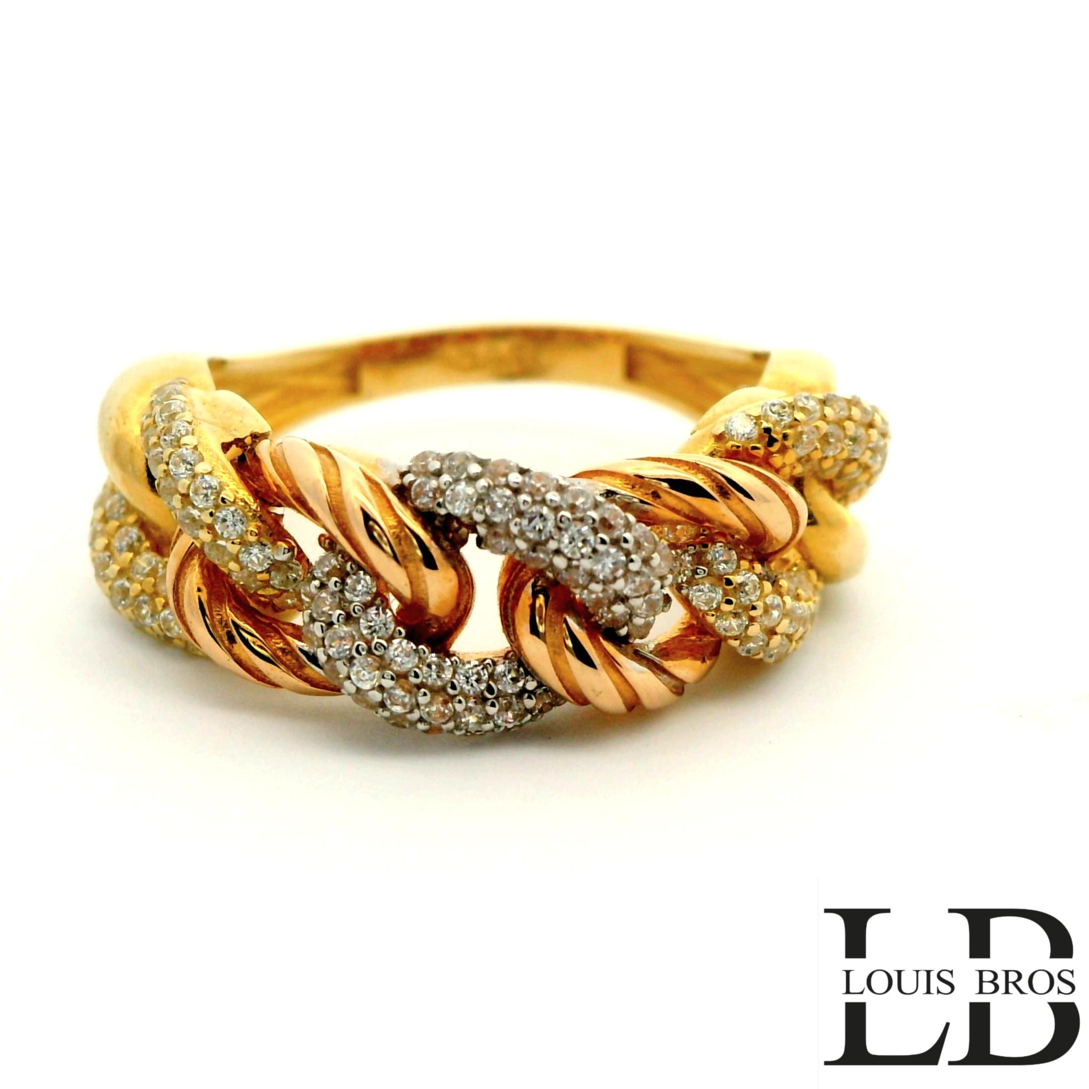 Deze schitterende ring is vervaardigd uit 14 karaat tricolor goud (4.19 gr), waarbij geel-, wit- en rosegoud op elegante wijze samenkomen. Het speelse kleurenspel geeft de ring een unieke en luxe uitstraling. De ring is verder verrijkt met fonkelende zirkonia’s, die zorgen voor een sprankelende schittering bij iedere beweging.

Een tijdloos en stijlvol sieraad dat perfect is voor dagelijks gebruik, maar ook bijzonder mooi bij feestelijke gelegenheden. Dankzij de combinatie van drie goudkleuren laat de ring zich makkelijk combineren met andere sieraden.

 Materiaal: 14 karaat goud (tricolor: geel, wit & rosé)
 Steen: Zirkonia
 Stijl: Elegant, luxe en veelzijdig.
De ring is verkrijgbaar in meerdere afmetingen.