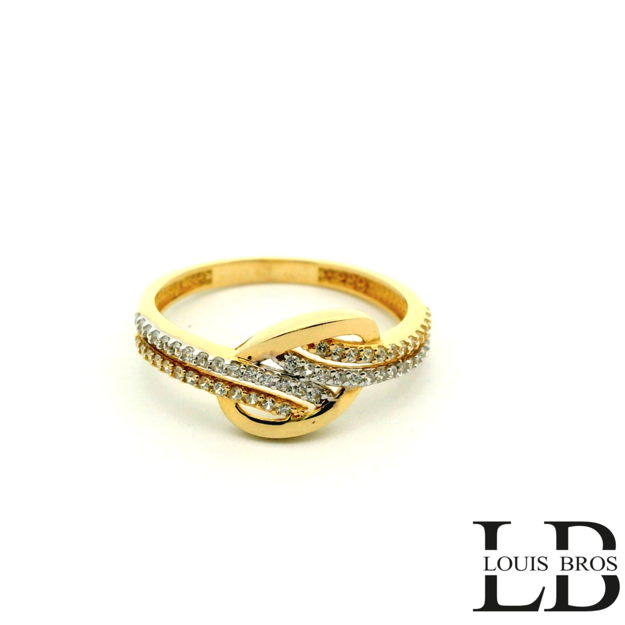 Deze prachtige bicolor ring van 14 karaat goud (1.83 gr) combineert het beste van twee werelden: het warme geelgoud en het elegante witgoud. De subtiele samensmelting van beide kleuren zorgt voor een tijdloze en moderne uitstraling. In het midden schitteren fijn gezette zirkonias, die de ring een luxueuze glans en verfijnde uitstraling geven.

Dankzij het stijlvolle ontwerp is deze ring perfect te dragen bij elke gelegenheid — van dagelijks gebruik tot feestelijke momenten. Een juweel dat elegantie, klasse en vakmanschap in één ontwerp verenigt.

Kenmerken:

Materiaal: 14 karaat bicolor goud (geelgoud & witgoud)

Steensoort: Zirkonias

Afwerking: Glanzend & verfijnd gezet

Stijl: Elegant, tijdloos, modern

Merk: Louis Bros.
De ring is verkrijgbaar in meerdere afmetingen.
