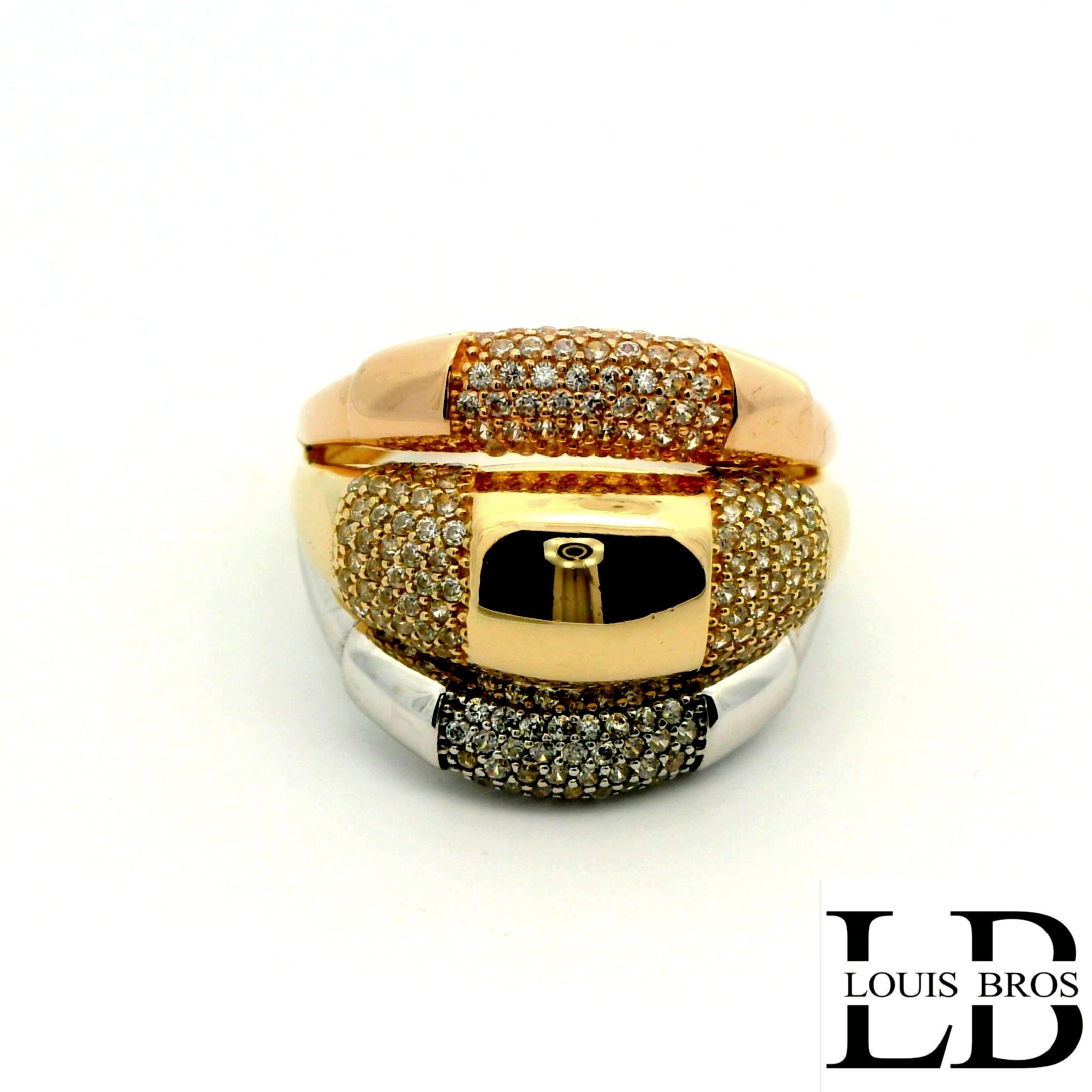 Deze schitterende ring is vervaardigd uit 14 karaat tricolor goud (5.49 gr), waarbij geel-, wit- en rosegoud op elegante wijze samenkomen. Het speelse kleurenspel geeft de ring een unieke en luxe uitstraling. De ring is verder verrijkt met fonkelende zirkonia’s, die zorgen voor een sprankelende schittering bij iedere beweging.

Een tijdloos en stijlvol sieraad dat perfect is voor dagelijks gebruik, maar ook bijzonder mooi bij feestelijke gelegenheden. Dankzij de combinatie van drie goudkleuren laat de ring zich makkelijk combineren met andere sieraden.

 Materiaal: 14 karaat goud (tricolor: geel, wit & rosé)
 Steen: Zirkonia
 Stijl: Elegant, luxe en veelzijdig.
De ring is verkrijgbaar in meerdere afmetingen.

