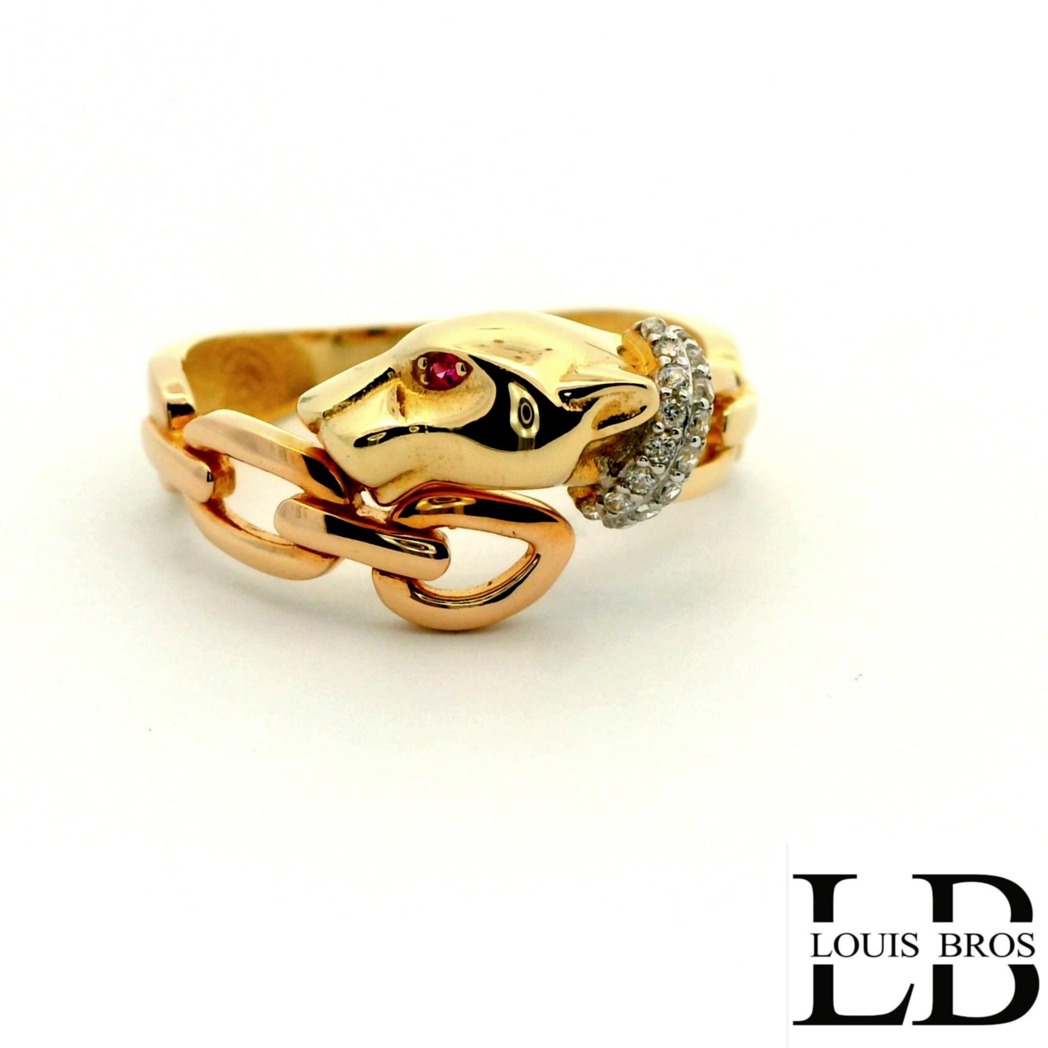 Deze stijlvolle 14 karaat tricolor ring (2.42 gr) combineert op elegante wijze geelgoud, witgoud en rosegoud in één verfijnd ontwerp. Het middelpunt van de ring is een prachtig vormgegeven panterkop, een krachtig symbool van elegantie en zelfvertrouwen. De panterkop is rijk gedetailleerd en voorzien van sprankelende zirkonia-stenen, die het ontwerp extra diepte en luxe geven.

Door de harmonieuze mix van drie goudtinten krijgt de ring een unieke en moderne uitstraling, terwijl de schittering van de zirkonia’s zorgt voor een opvallend maar toch verfijnd accent. De ring is comfortabel om te dragen en ideaal voor zowel dagelijks gebruik als speciale gelegenheden.

Een bijzonder sieraad voor wie houdt van karaktervolle en exclusieve designs.
De ring is verkrijgbaar in meerdere afmetingen.